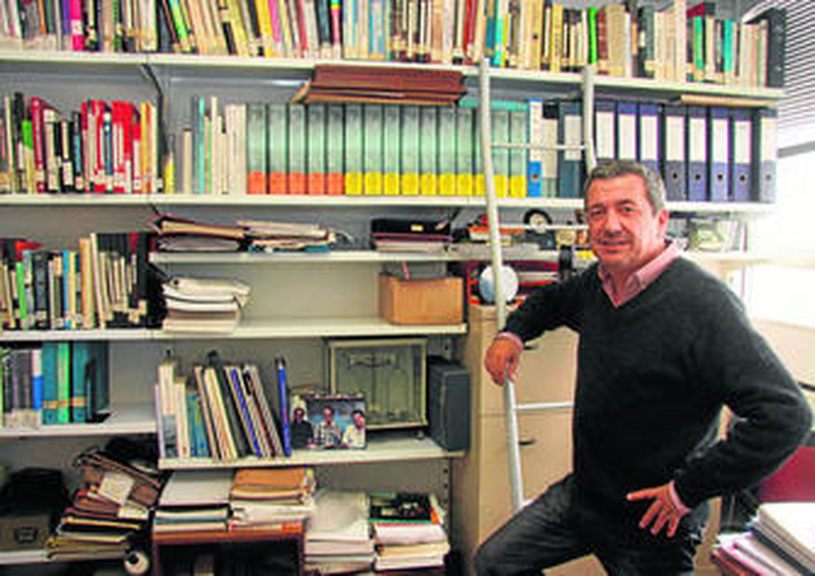 El catedrático de Química Analítica de la Universidad de Málaga Javier Laserna, en su despacho.