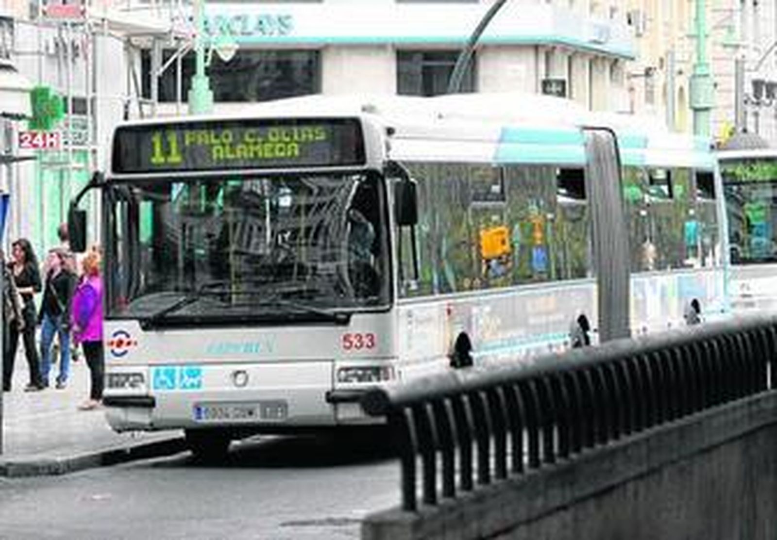 Una parada de autobús de la EMT, en la Alameda Principal.