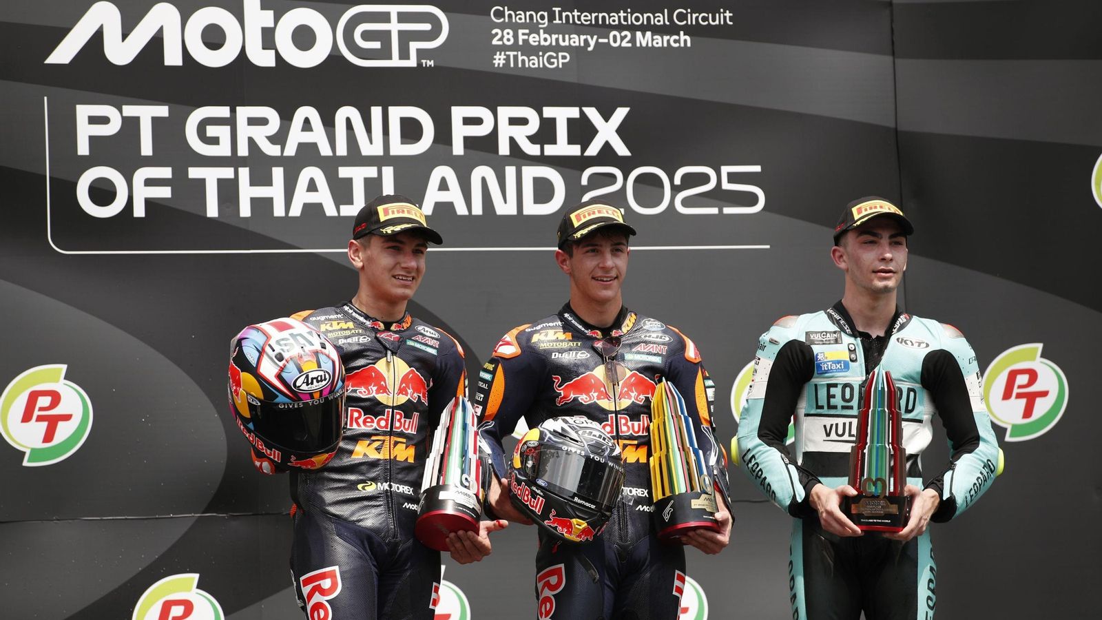 El trío de españoles en el podio de Tailandia.