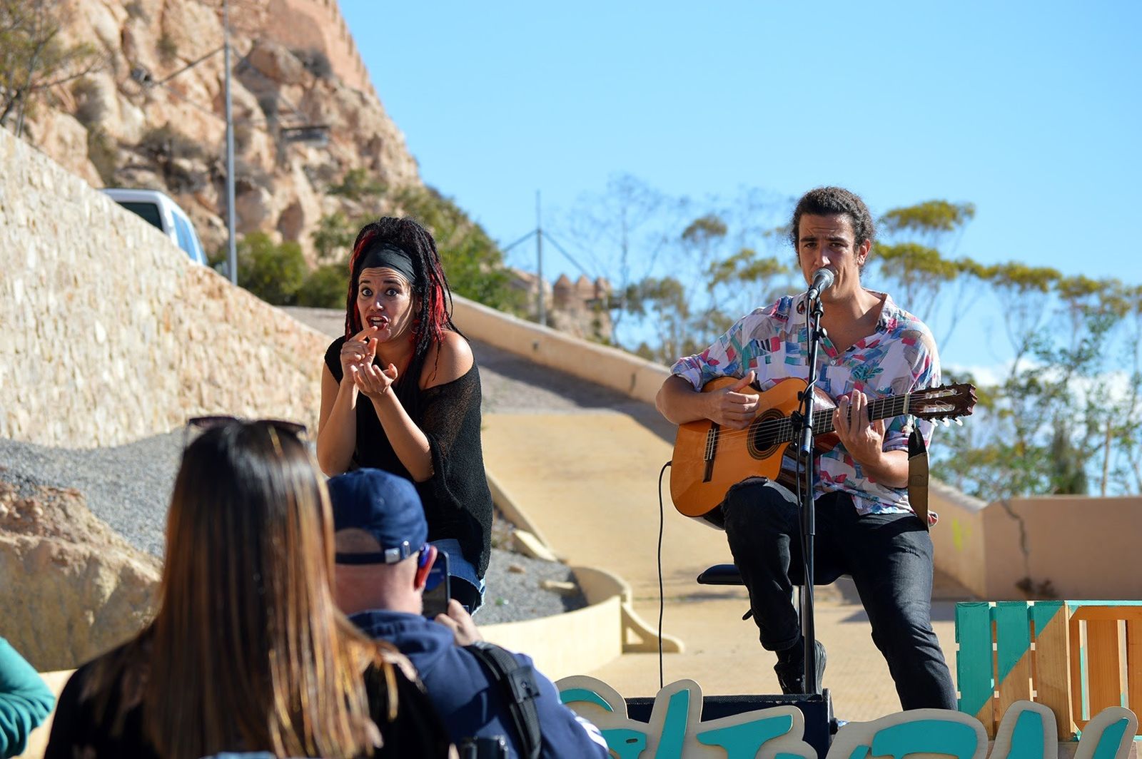 Mr. Kilombo acompañado de Arymux en el Mesón Gitano.