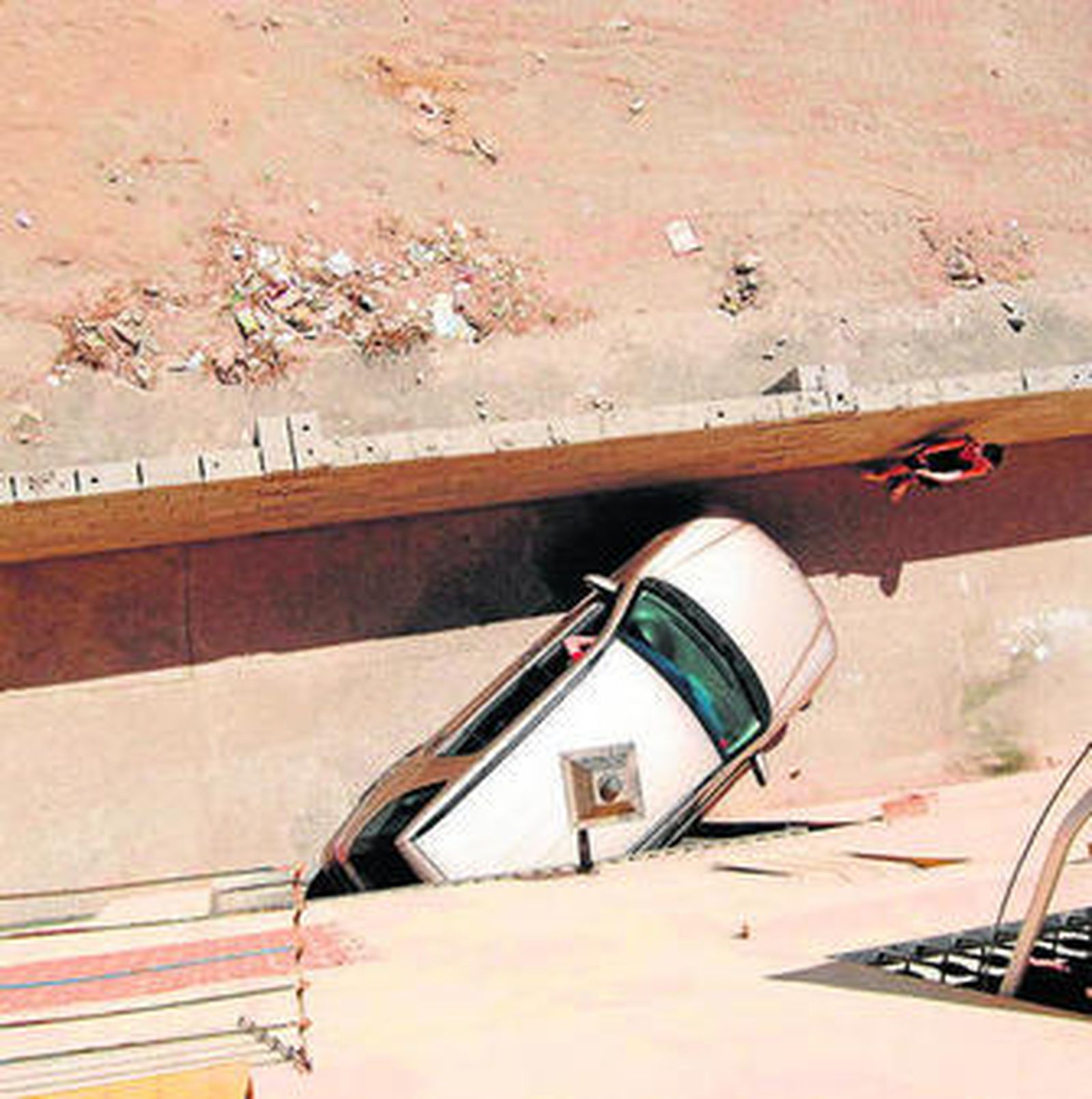 Un coche con dificultades para salir del garaje.