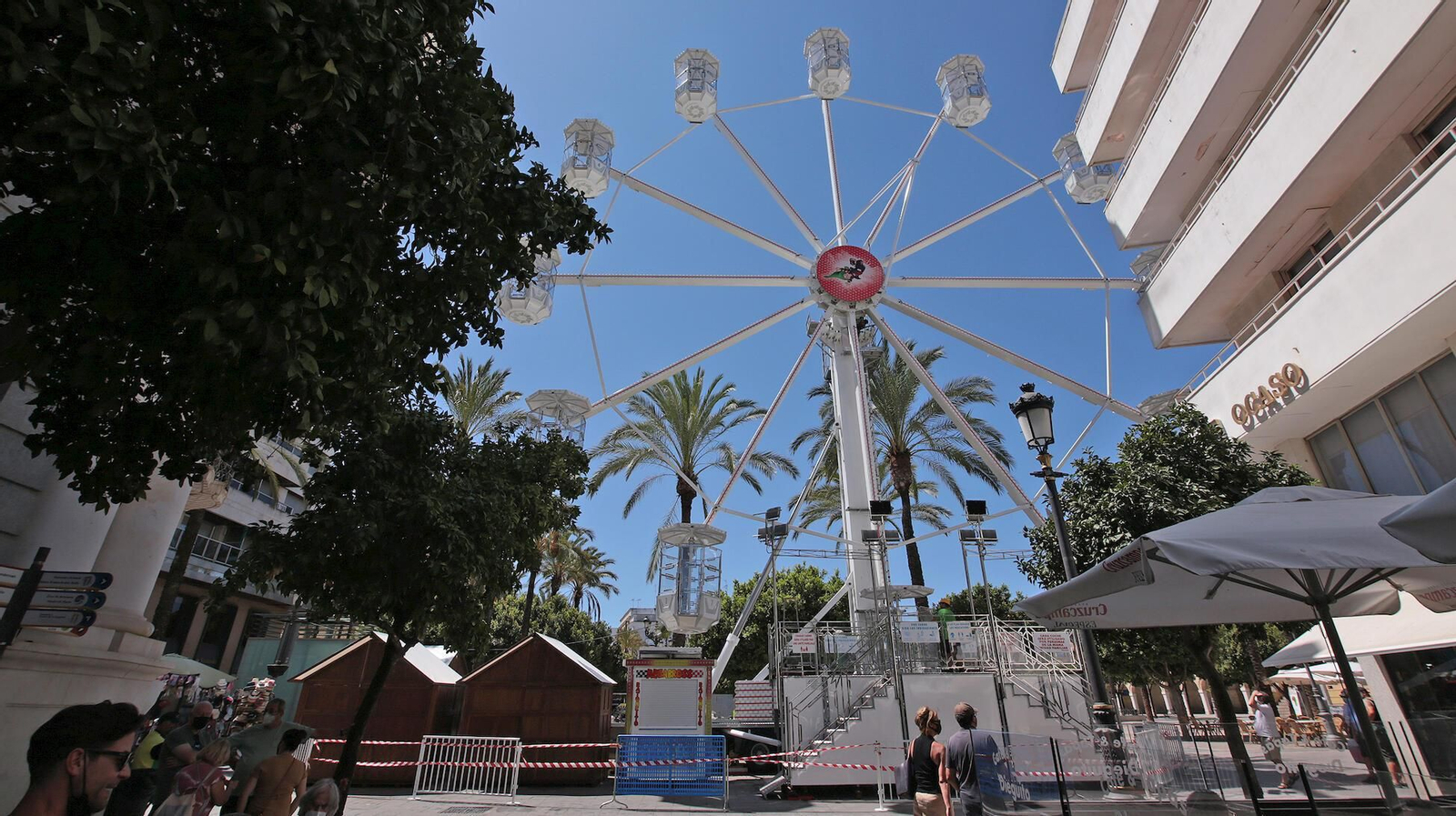 La noria de la plaza del Arenal ultima su instalación.