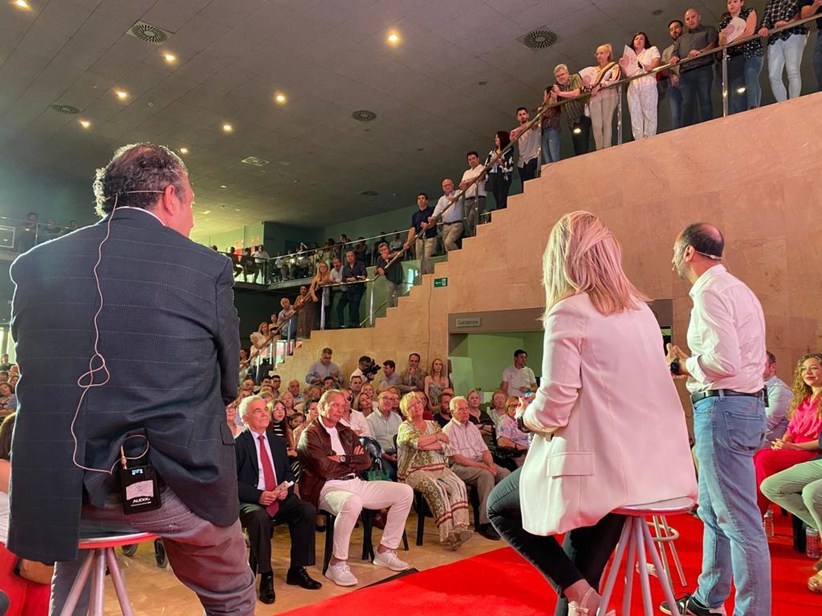 Bertín Osborne, en la primera fila del acto en el que participaron Javier Fernández, Ana Isabel Jiménez y Alfonso Rodríguez Gómez de Celis.