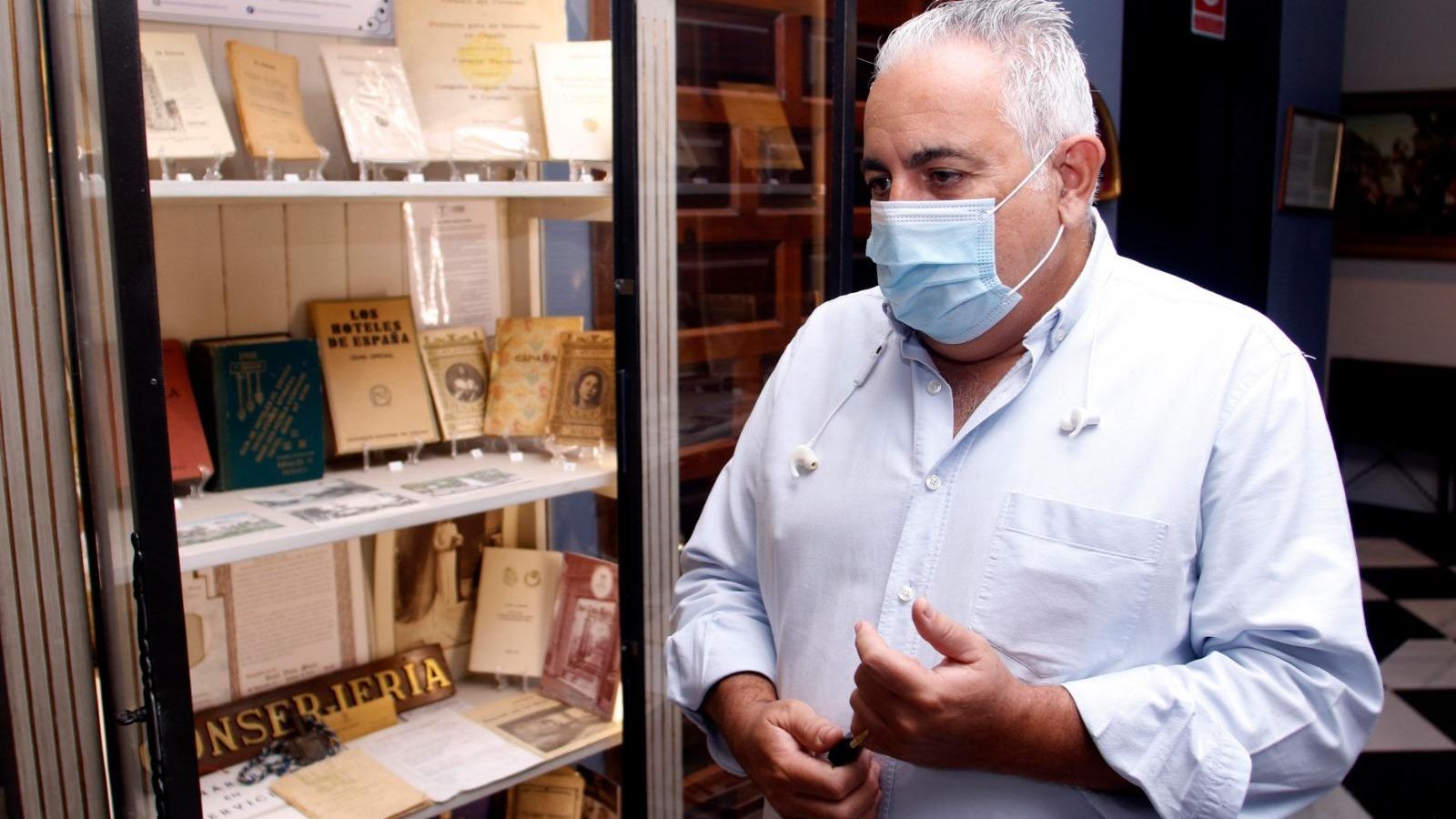 Manuel Domínguez, director del hotel Doña María, enseña la vitrina del Museo del Turismo.