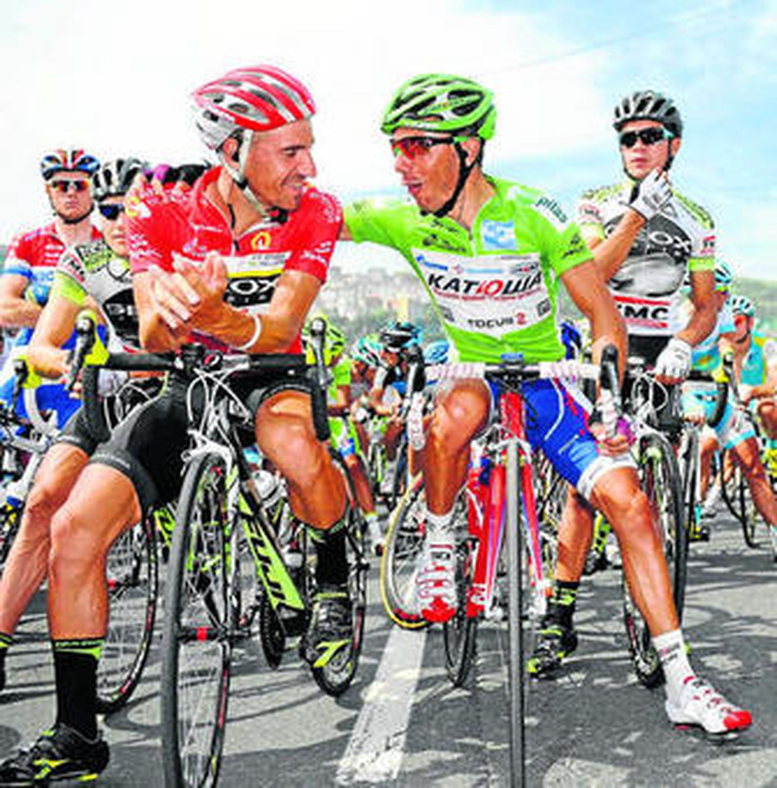 Cobo dialoga con Purito Rodríguez antes de tomar la salida ayer en Bilbao.
