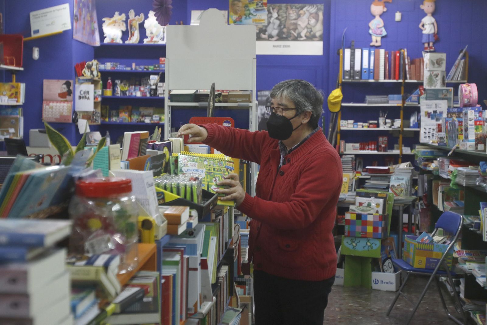 Hermenegilda Moreno coloca algunos de los libros infantiles de Títere.