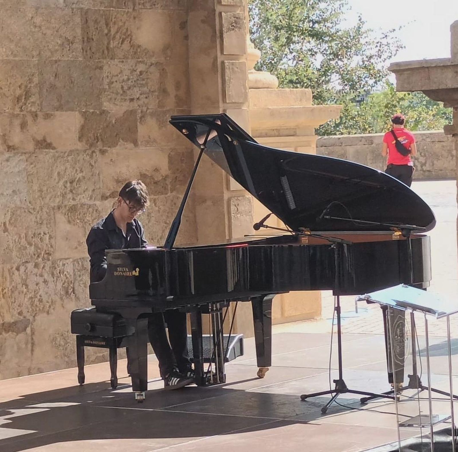 Pablo Jiménez toca el piano en la Puerta del Puente.