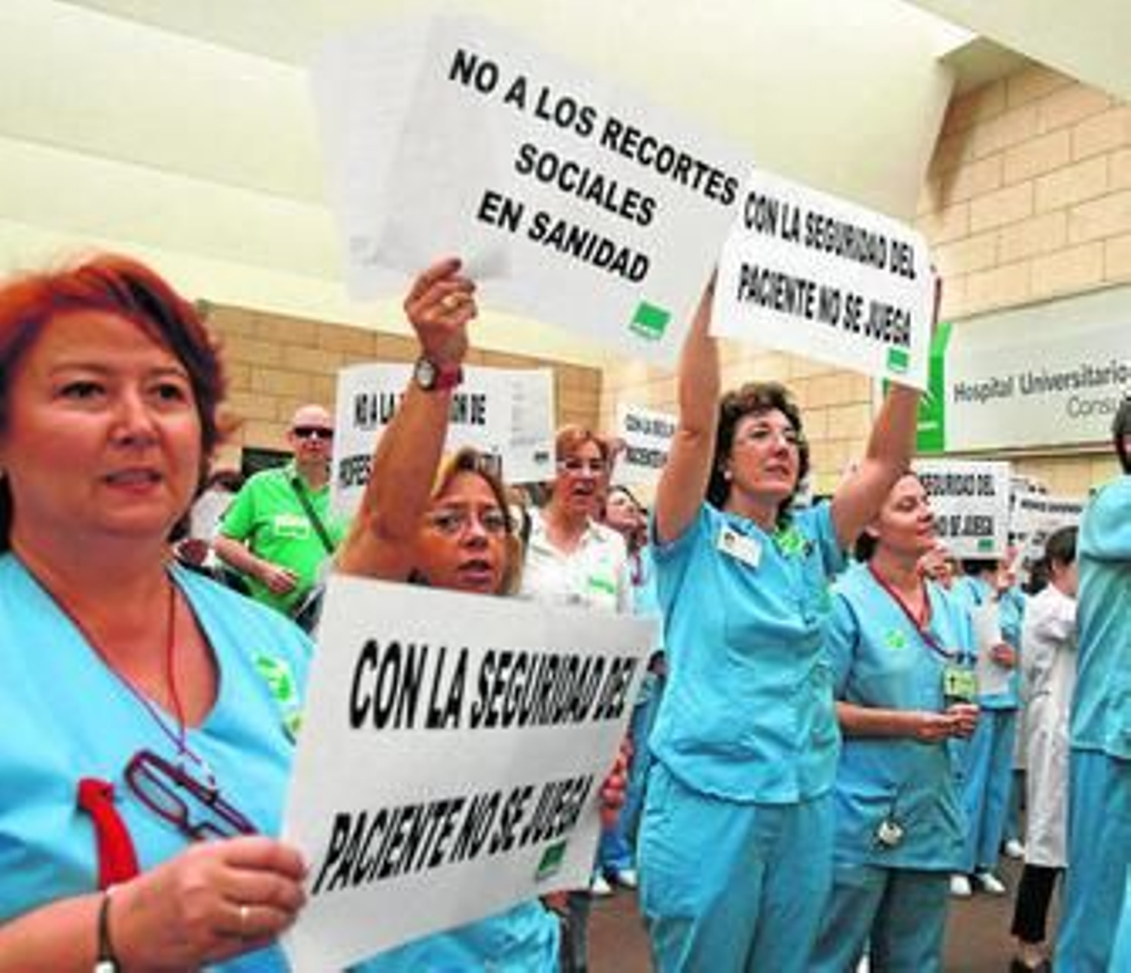 Personal sanitario durante una protesta en el hospital.