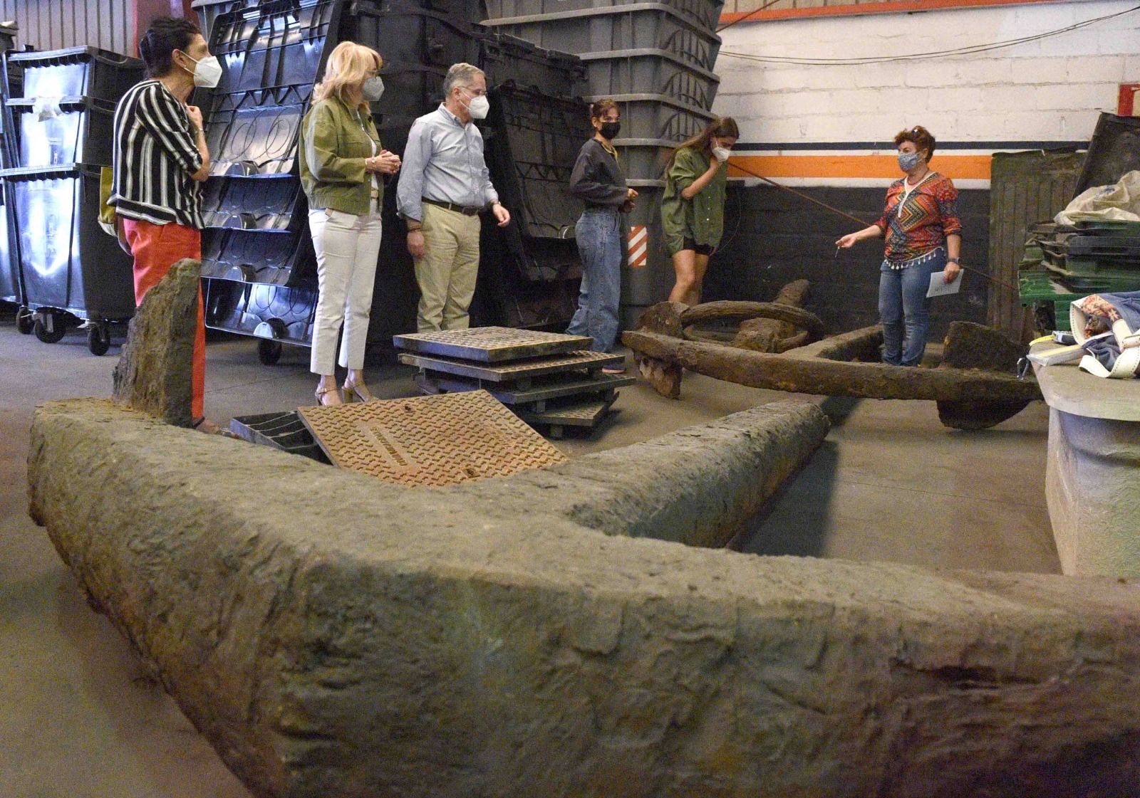 Las anclas que fueron halladas en el dragado de Isla Verde en 2013.