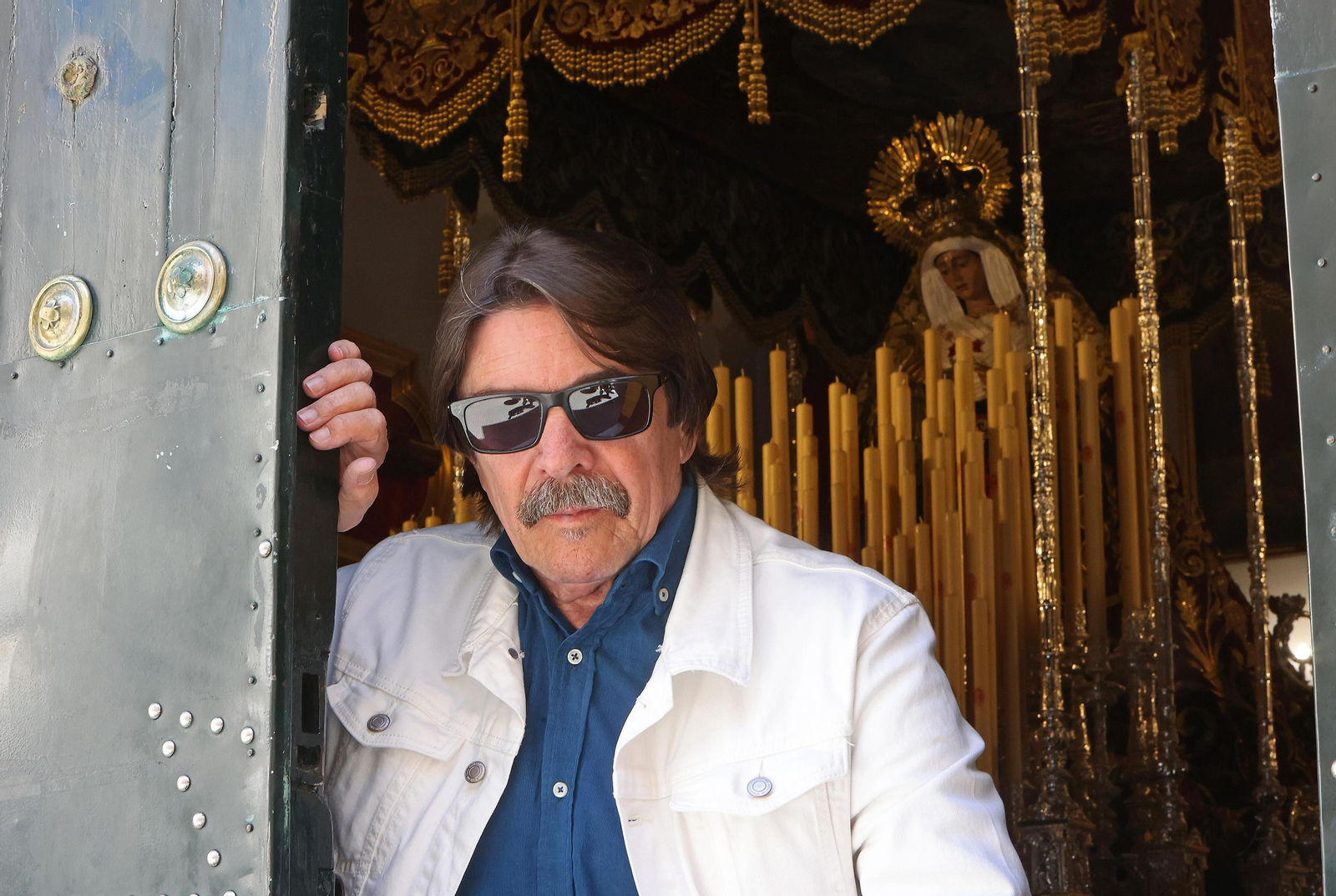 Pive Amador, en la entrada de la capilla de los Panaderos.