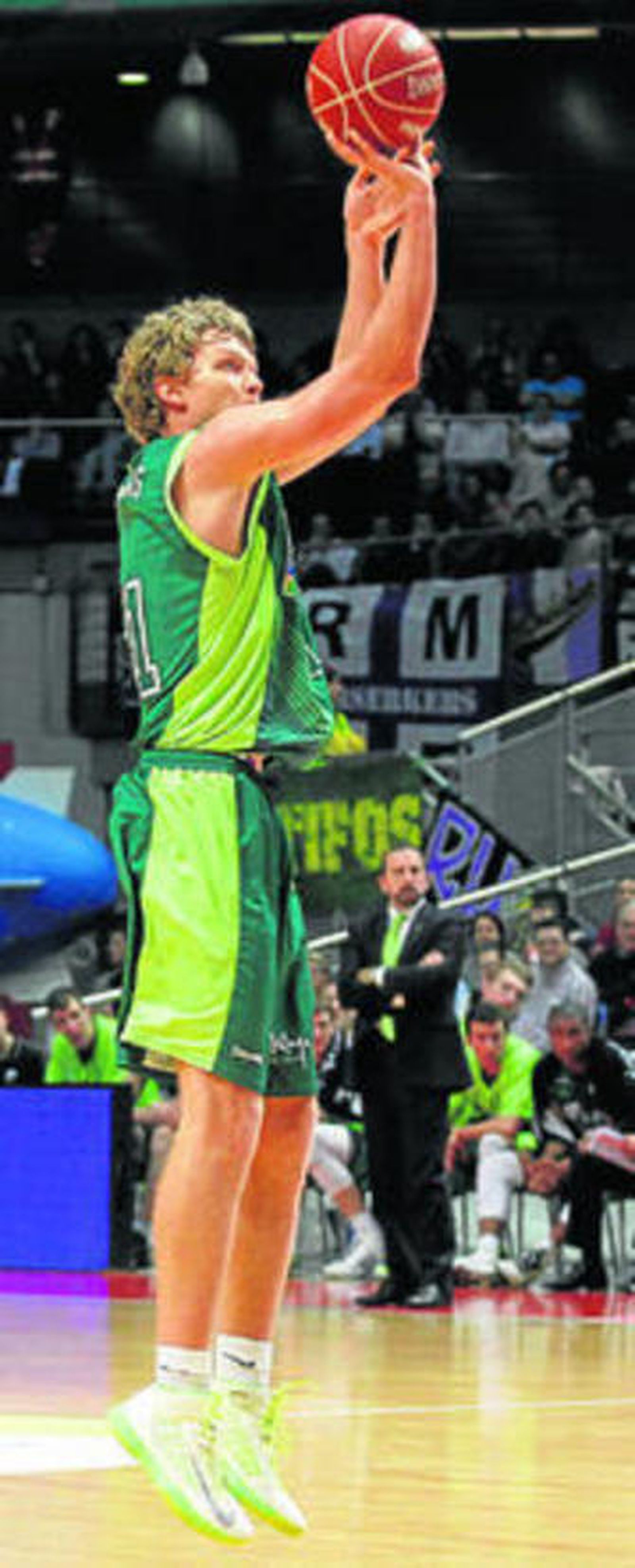 Mindaugas Kuzminskas lanza un triple ante el Real Madrid.