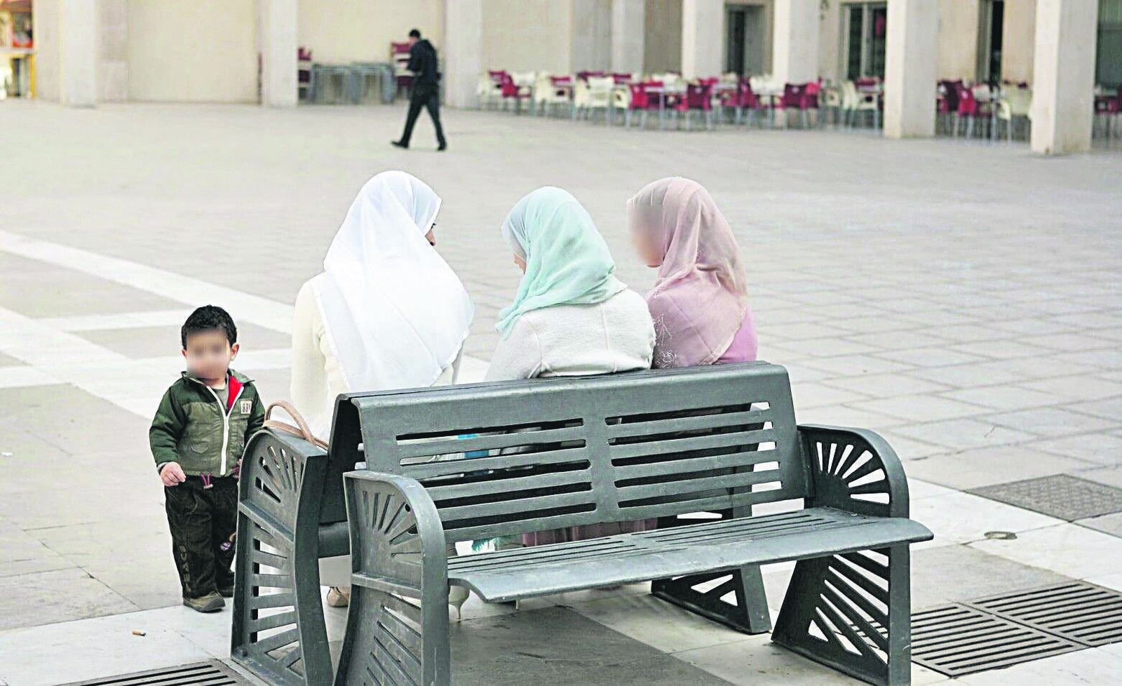 Varias personas migrantes en el centro de la localidad de El Ejido.