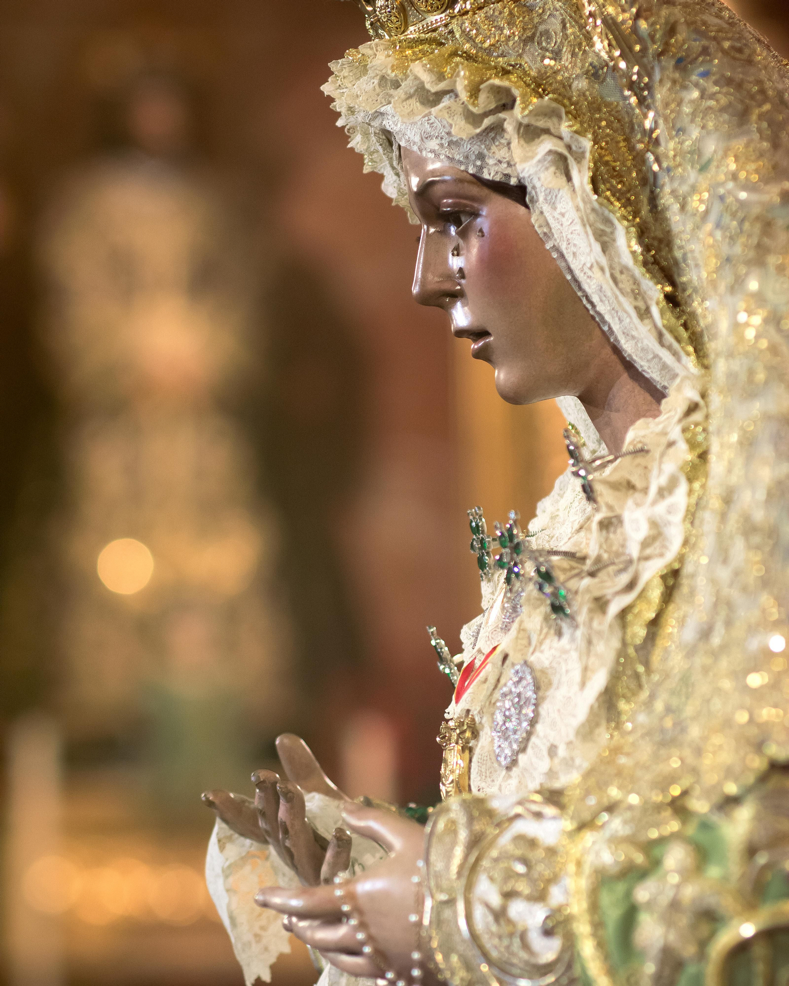 La Esperanza recibe la veneración de Sevilla en la Macarena