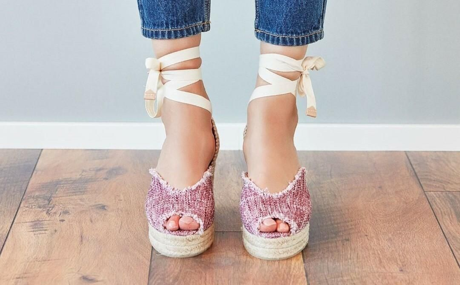 Cuñas de esparto, el calzado ideal para flamenca, mas de moda que nunca