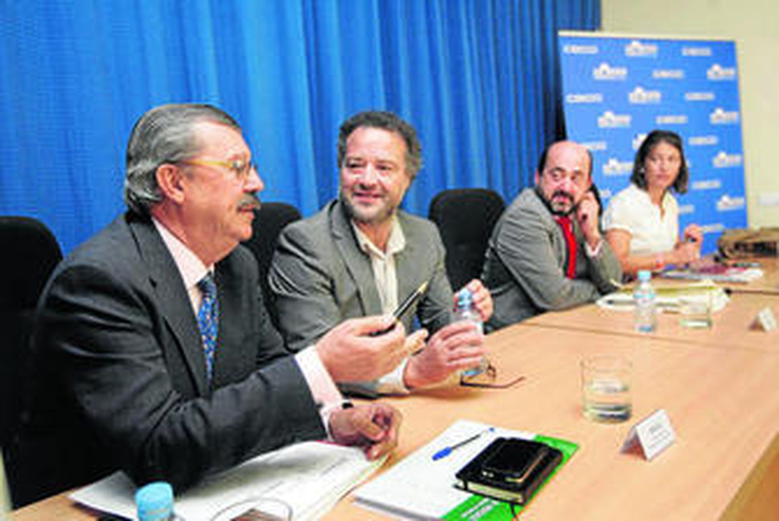 Vicente Serrano, Ramón López, Manuel Torres y María José Peña, ayer, durante la reunión.