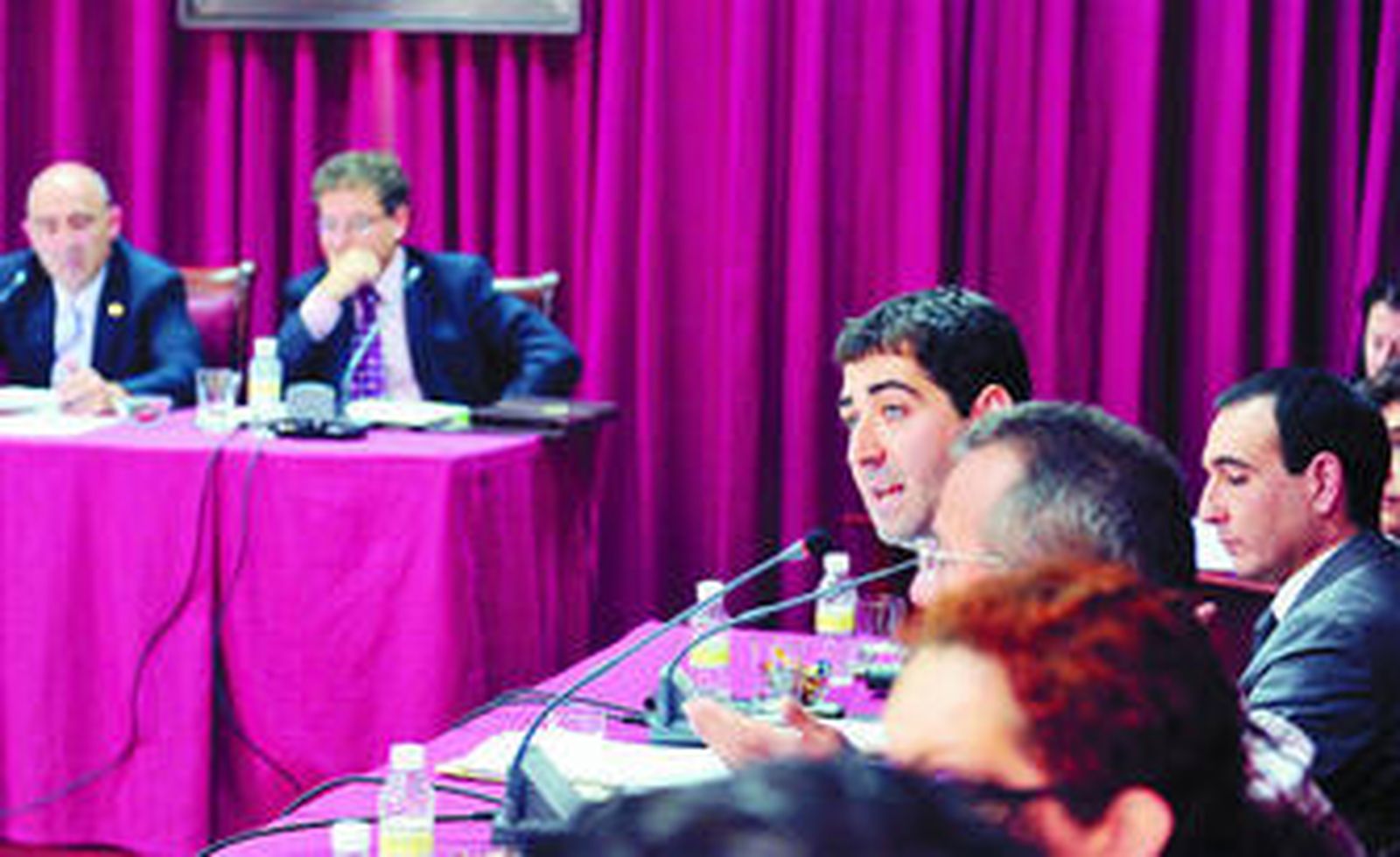 Intervención en el pleno del socialista Carlos García Caballero. Al fondo, el alcalde, Manuel de Bernardo.