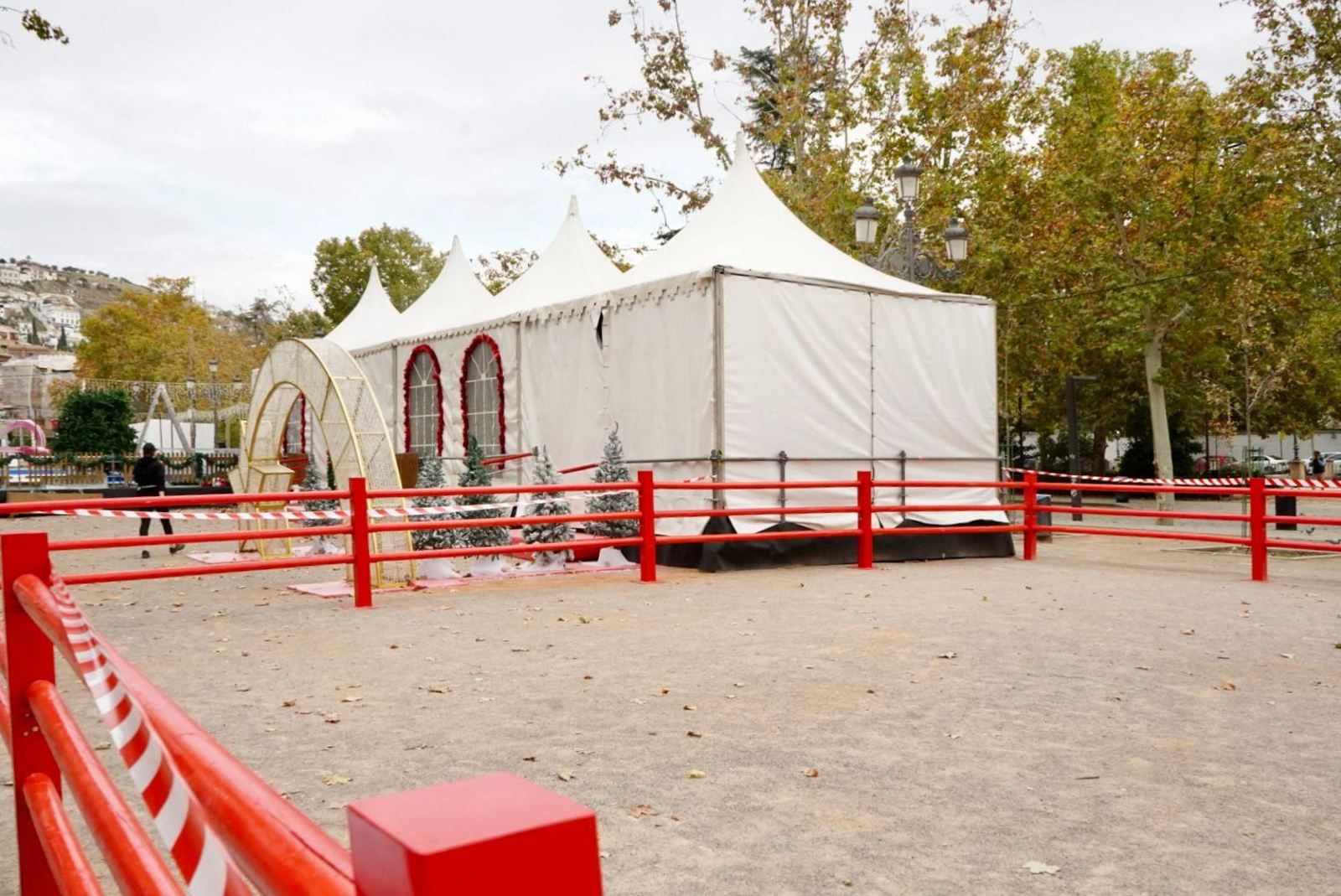 Imágenes: El 'poblado de Navidad' del Paseo del Salón, casi listo para llenarse de niños