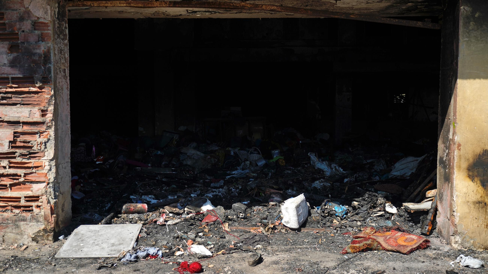 Fotos del edificio abandonado en la avenida Gesto por la Paz de Algeciras una semana después de incendiarse