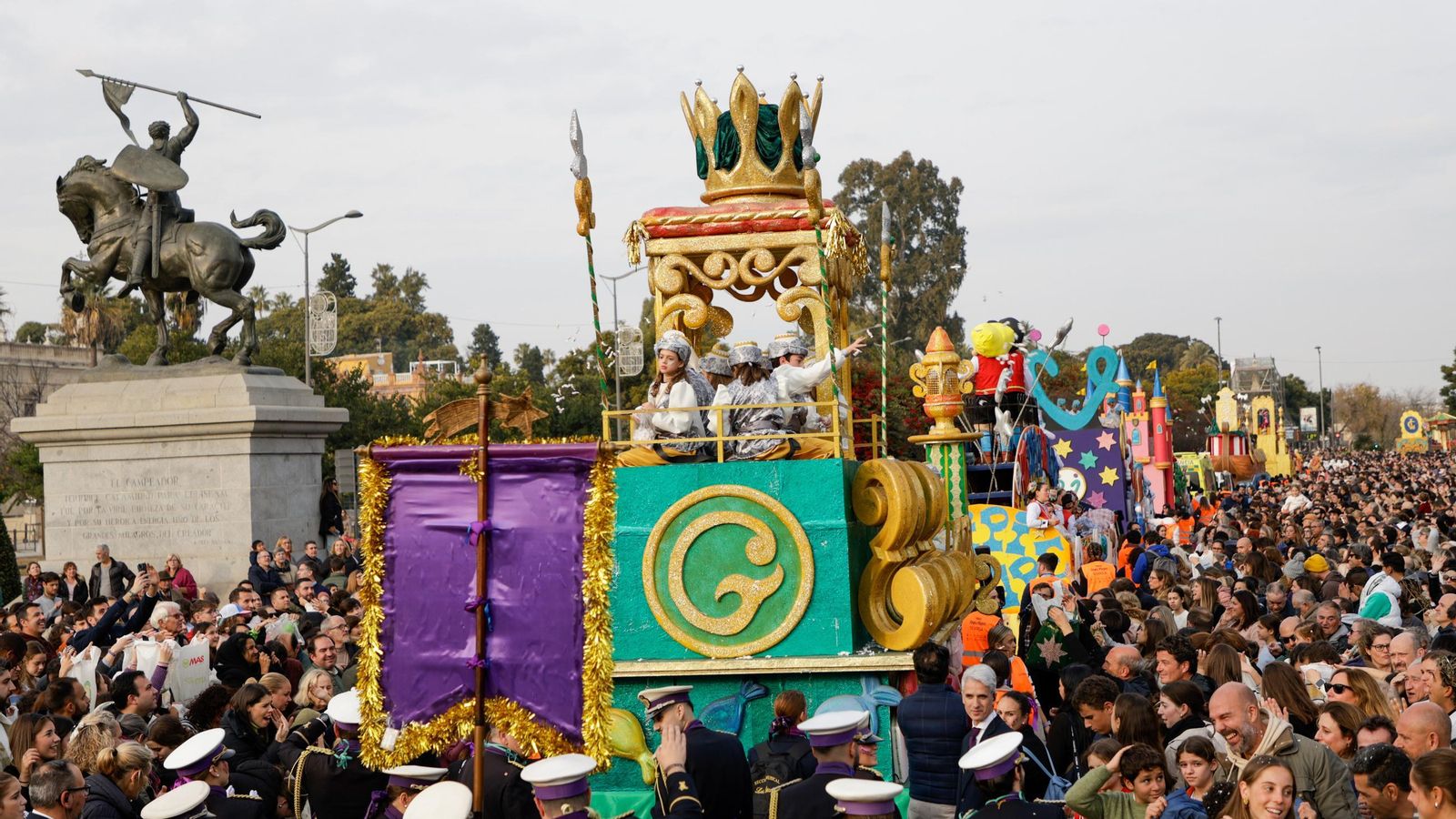 Las fotos de la ínsolita salida de los Reyes Magos del Ateneo un 4 de enero