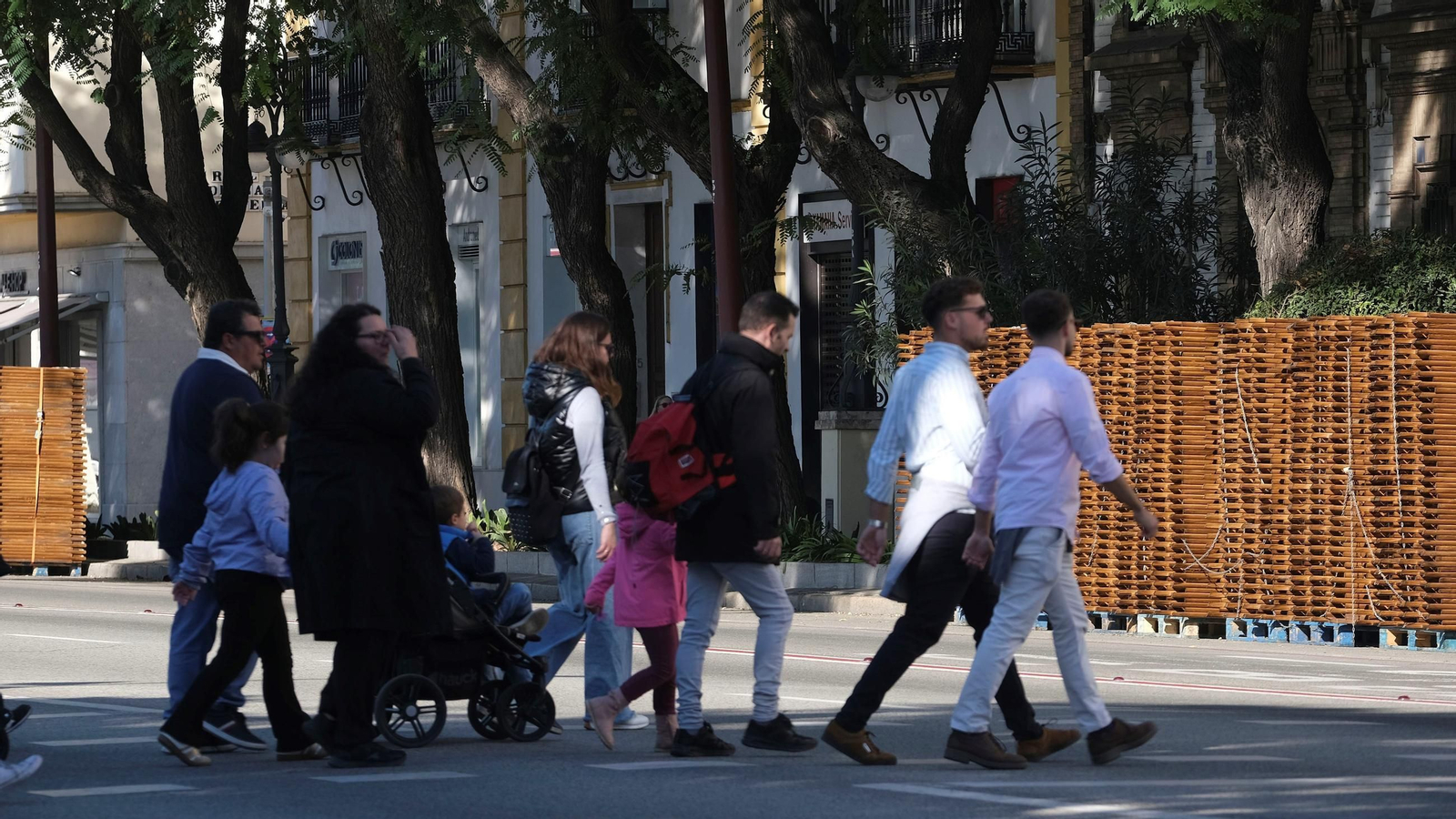 Sillas apiladas en el Paseo de Colón para la procesión magna.