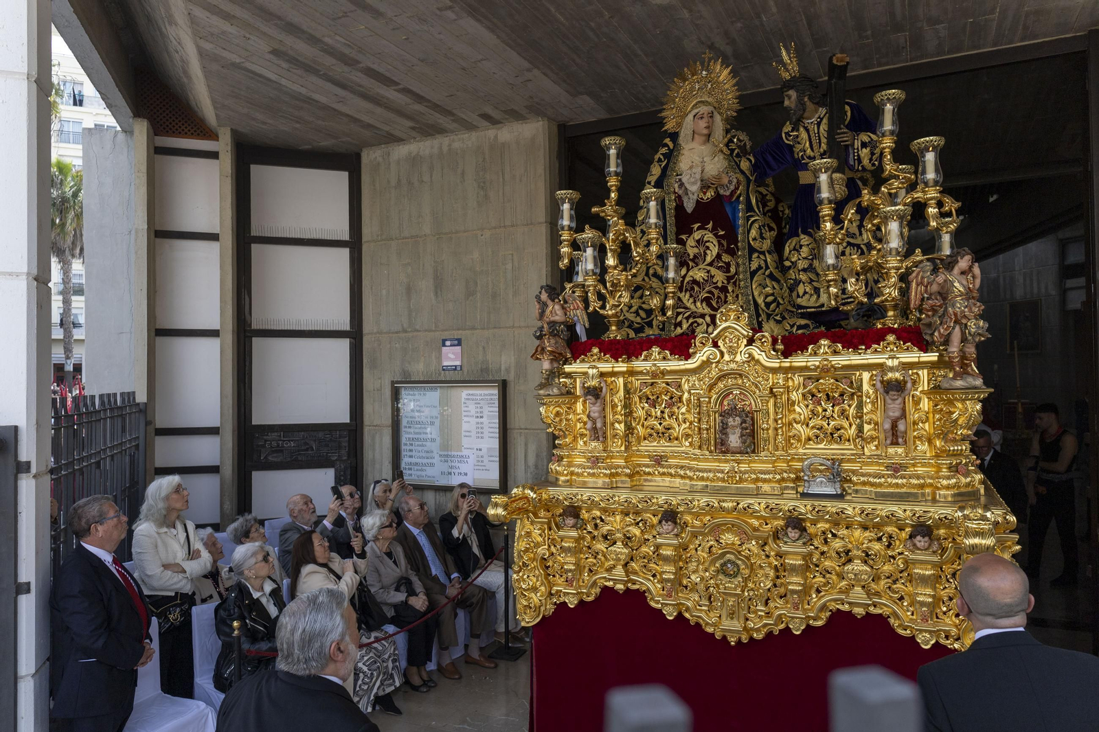Las imágenes de la procesión de Afligidos de San Fernando en el Lunes Santo de la Semana Santa 2025