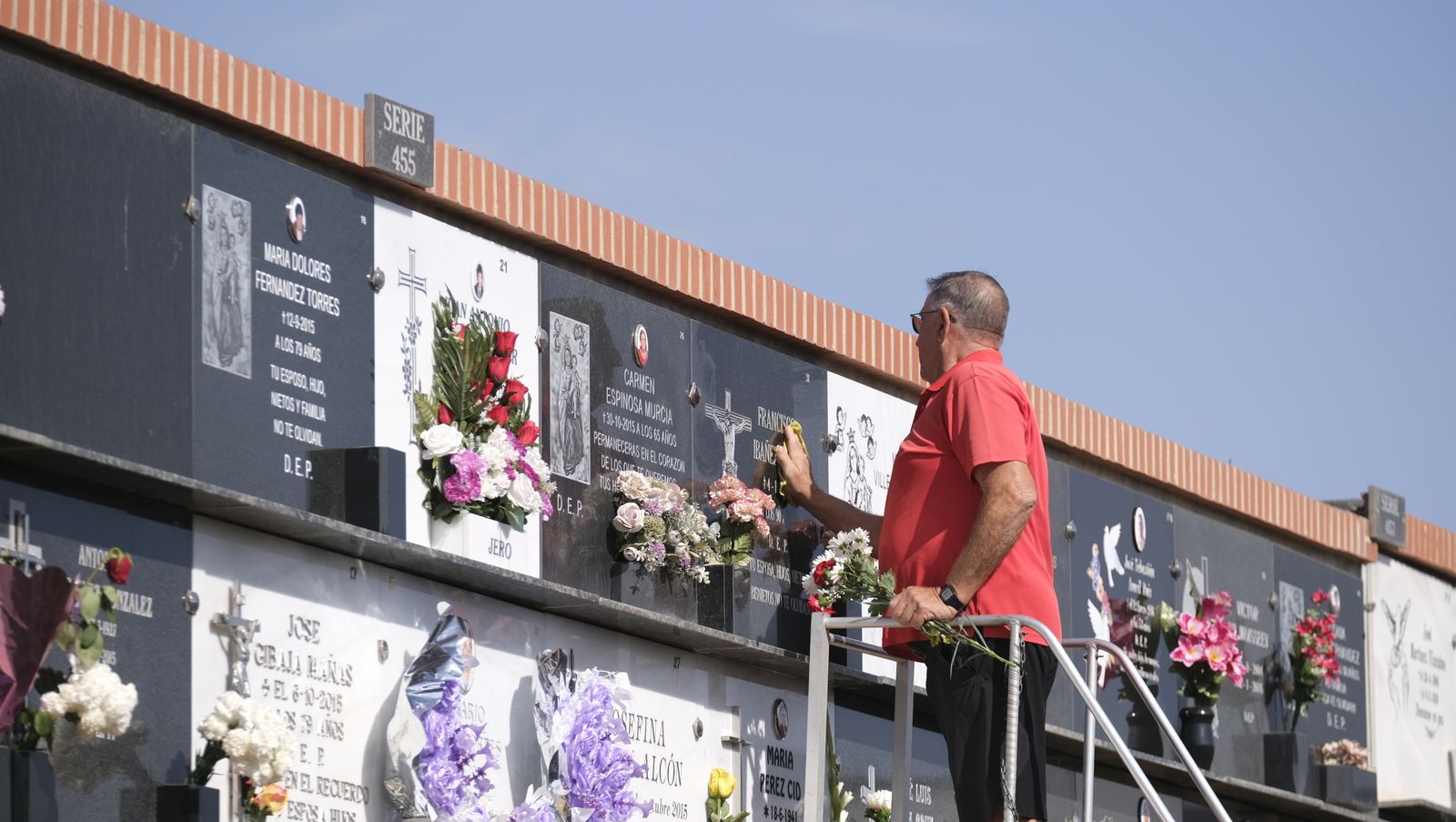 Imágenes del Día de Todos los Santos en el Cementerio de San José de Almería