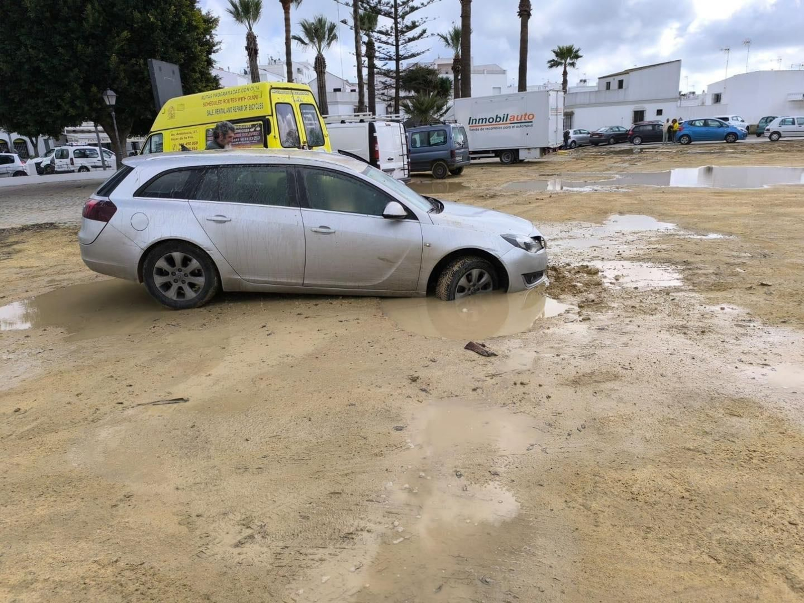 Uno de los vehículos afectados por los socavones del aparcamiento.