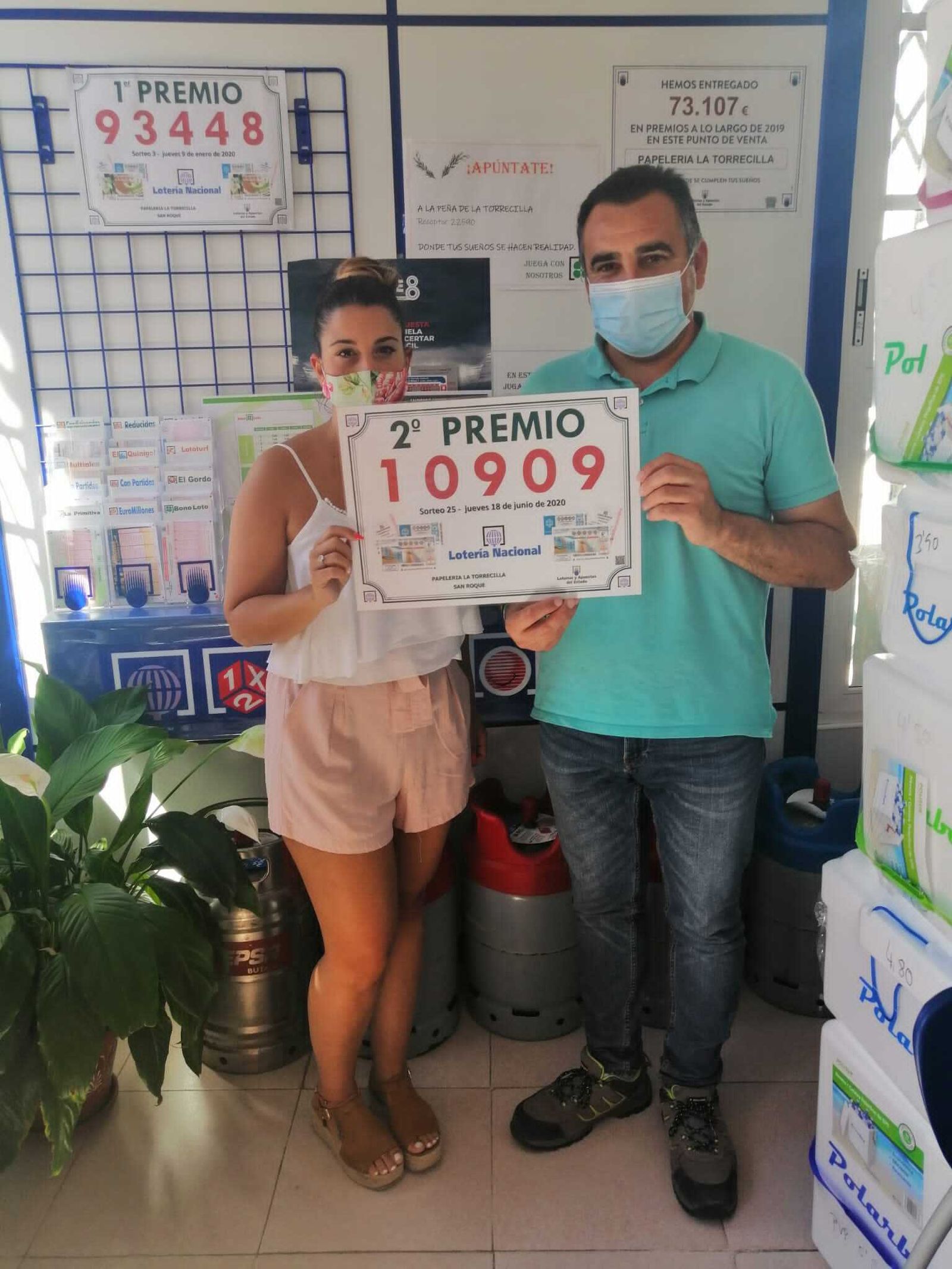 José Antonio Romero, con el cartel en la papelería.