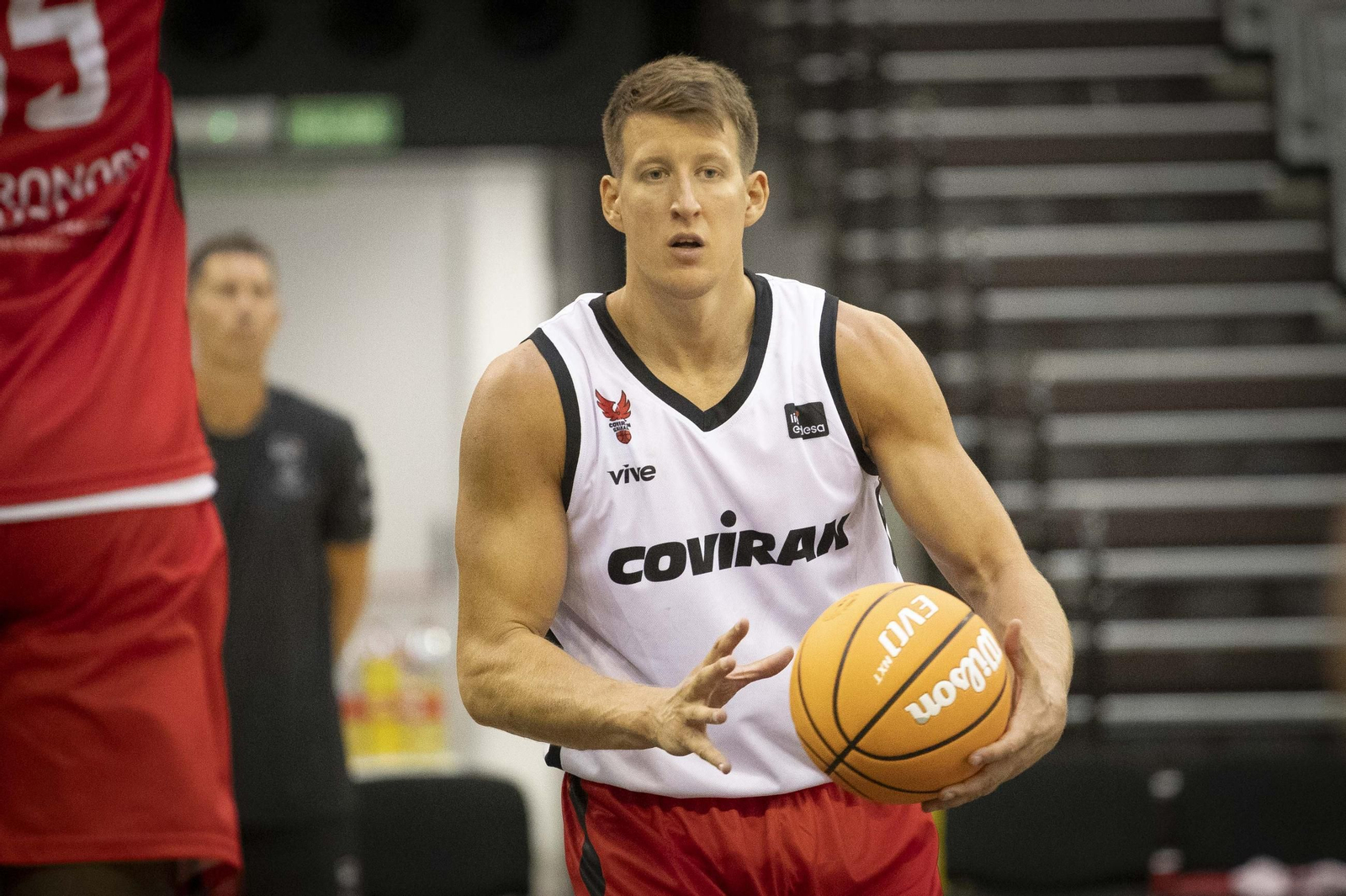 Luka Bozic en un entrenamiento del Covirán Granada.