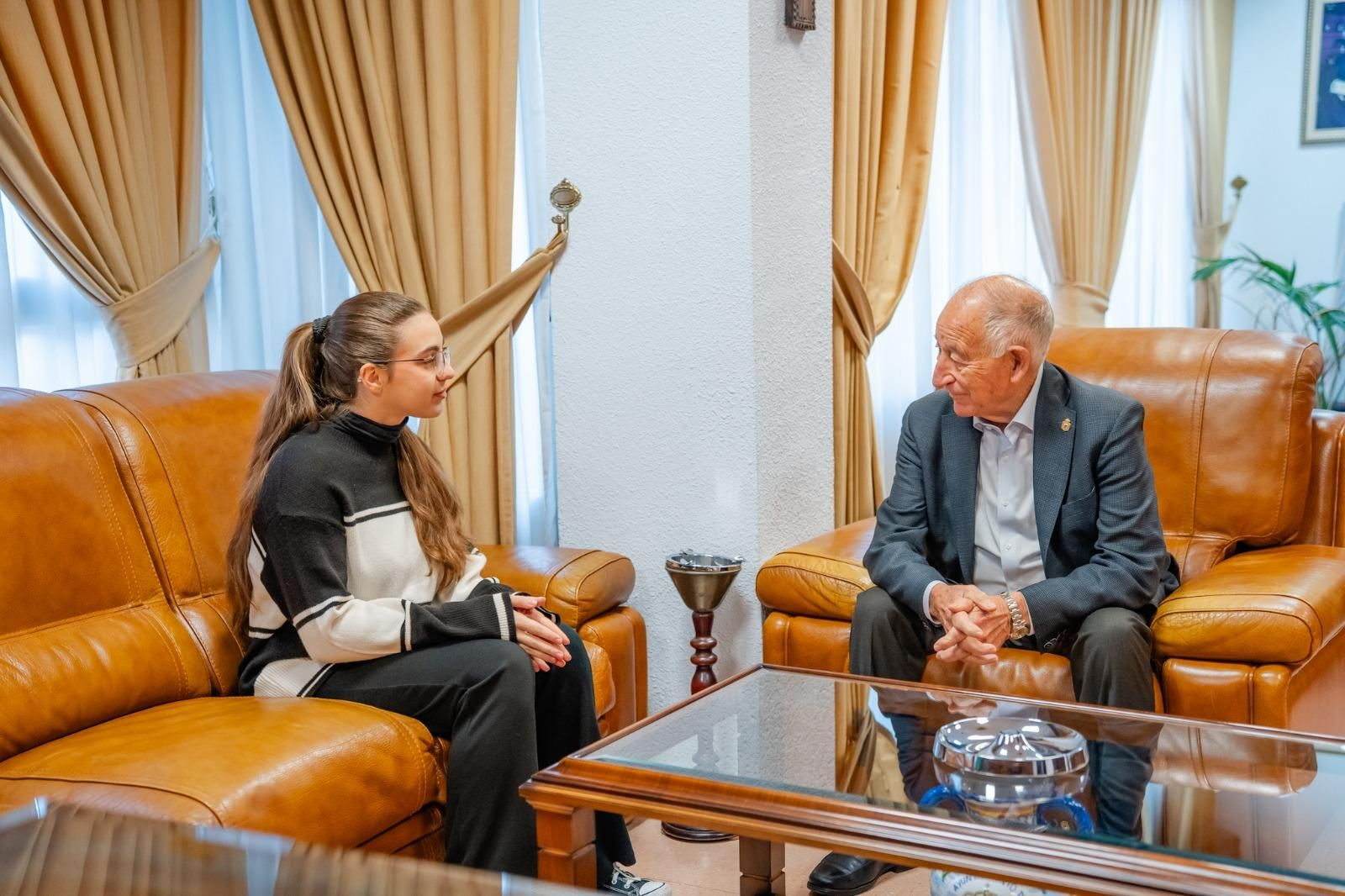 Gabriel Amat recibe en el Ayuntamiento a la artista roquetera de 'La Voz', Aroa Salaño.