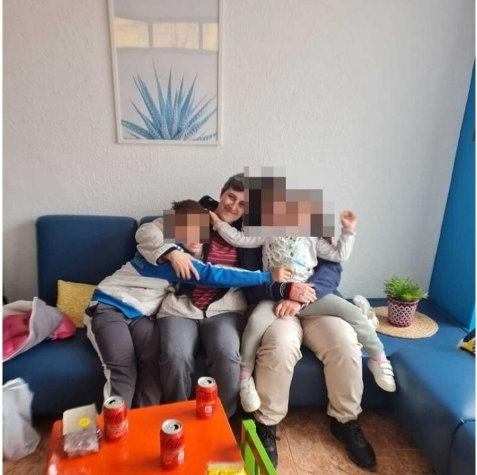 La madre rumana, con sus tres hijos, durante una visita a la menor que le han retirado provisionalmente.