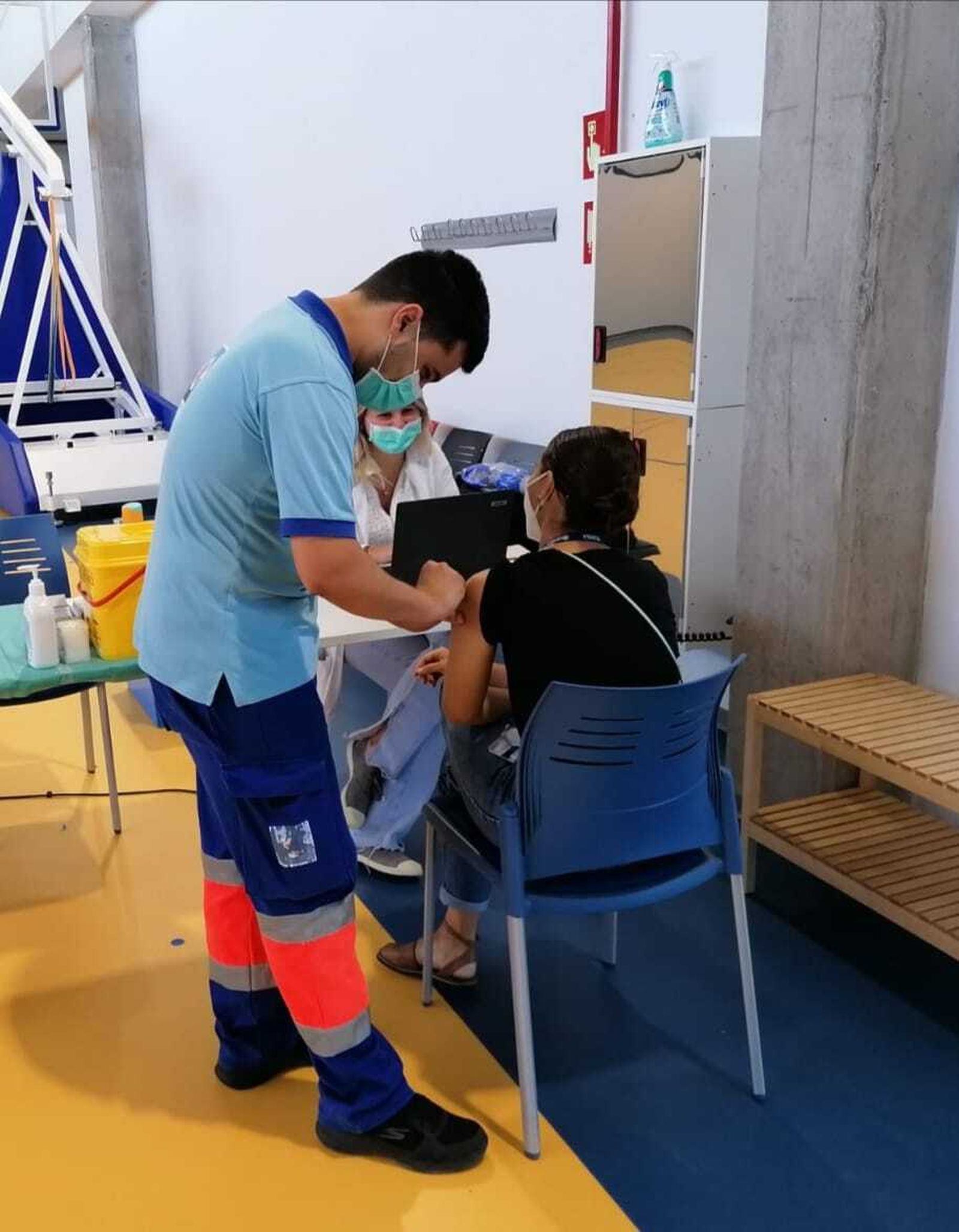 Un enfermero del AGS Sur de Sevilla durante la campaña vacunación de meningococo entre los universitarios.