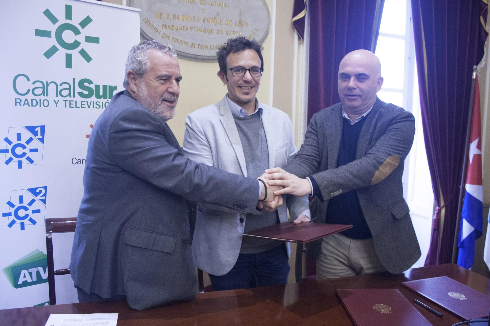 Joaquín Durán, el alcalde José María González y el edil David Navarro en la firma del convenio realizada el 20 de enero de 2017.