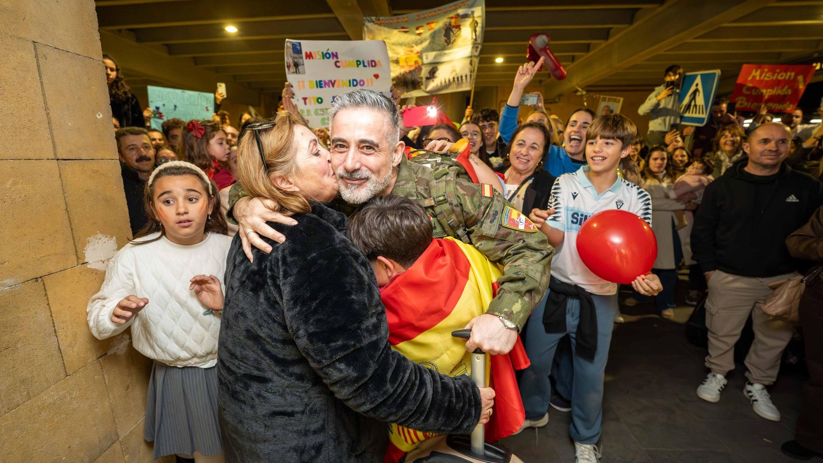 Un militar es abrazado por su familia tras regresar de Letonia.