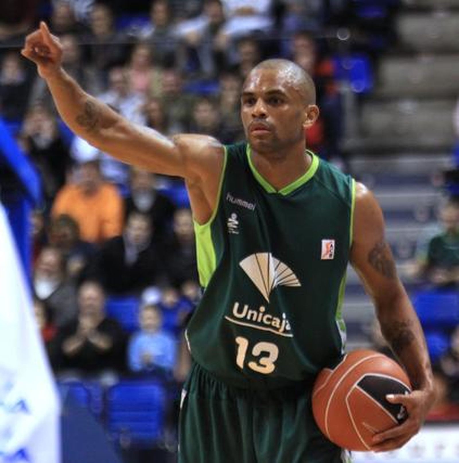 2. Juan Dixon

Probablemente, el temporero que ha sido capaz de crear mayor impacto en menos tiempo. El escolta estadounidense apareció por Málaga procedente del Aris de Salónica griego la campaña pasada para sustituir a un Taquan Dean que no cumplió con las expectativas de Aíto García Reneses. En su primer partido firmó 20 puntos con 4/6 en triples y enseguida se convirtió en el referente ofensivo de equipo. Prometía grandes noches en el Carpena pero un positivo por nandrolona dado meses atrás en Grecia le apartó de la práctica del baloncesto. Sólo llegó a jugar siete encuentros con la camiseta cajista, pero sus números fueron sobresalientes: 16 puntos con un 43% de acierto en los triples y 10,6 de valoración.

Foto: Nacho Rodrigo