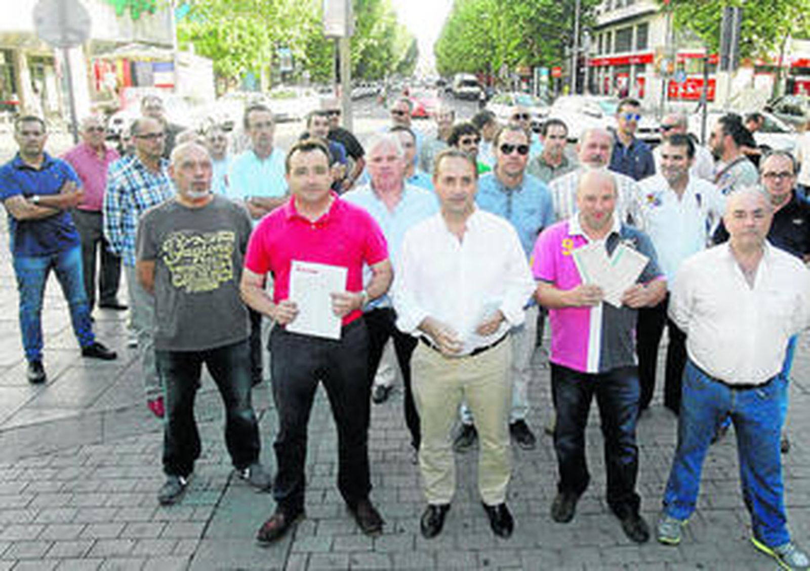 Miembros de Auttacor, ayer en el bulevar del Gran Capitán.