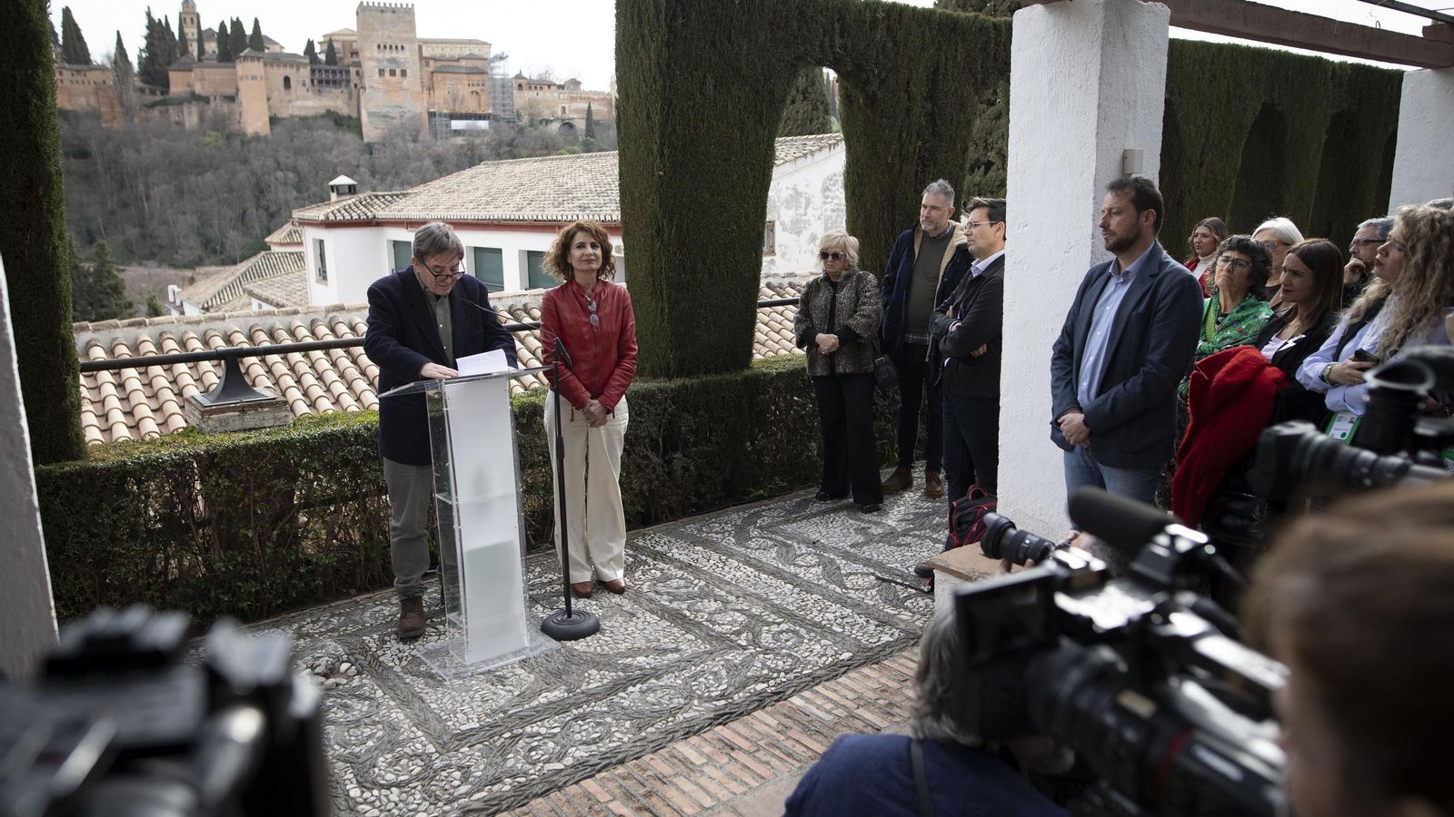 Encuentro de Maria Jesus Montero y Luis Garcia Montero en el Carmen de la Victoria de Granada