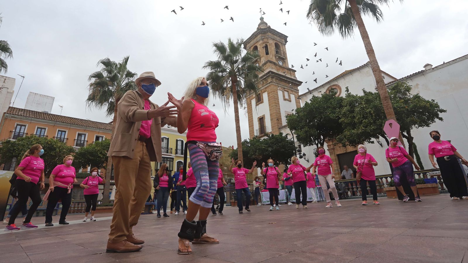 Fotos de la celebración del Día Mundial Contra el Cáncer de Mama en Algeciras