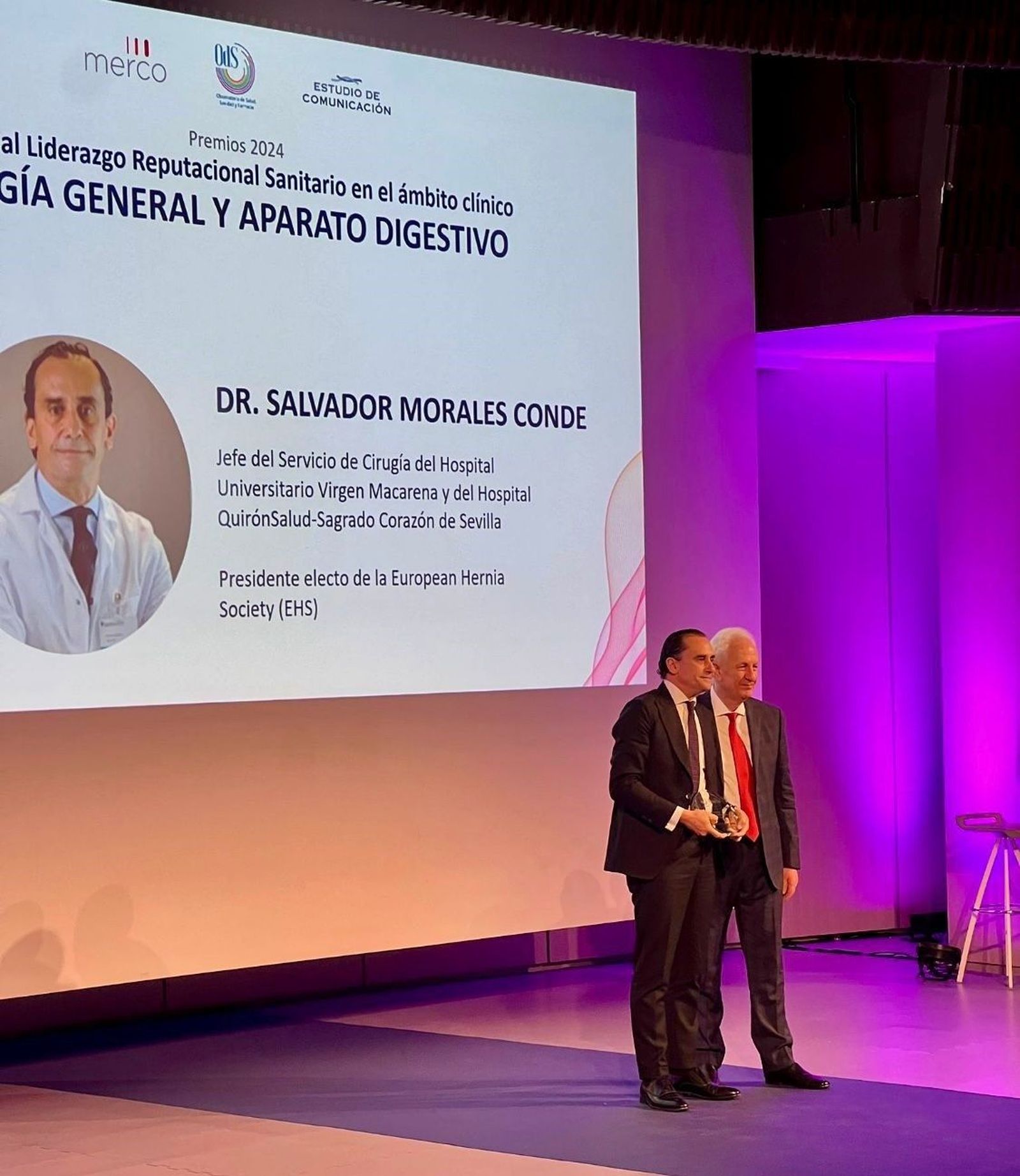 El doctor Salvador Morales Conde recibe el premio.
