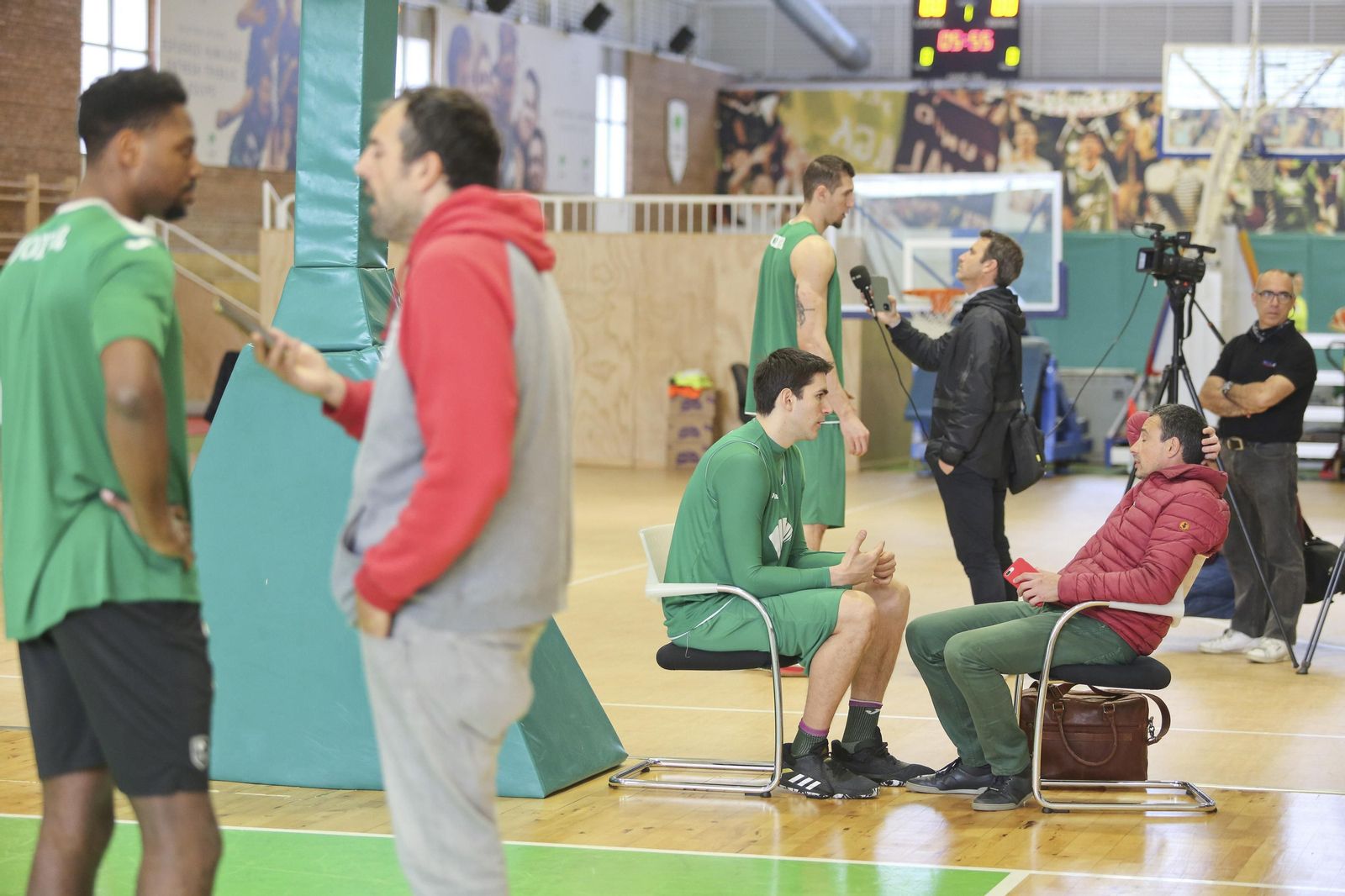 Los jugadores del Unicaja atienden a los medios.