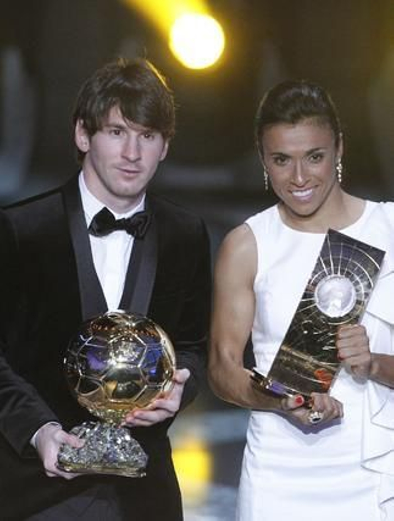 Leo Messi y la brasileña Marta posan con sus respectivos trofeos.

Foto: Reuters