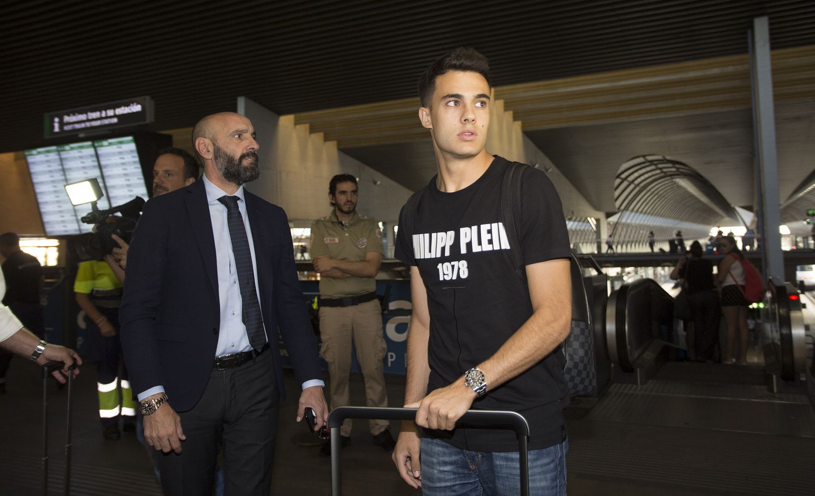 Reguilón junto a Monchi tras llegar esta mañana a Sevilla.