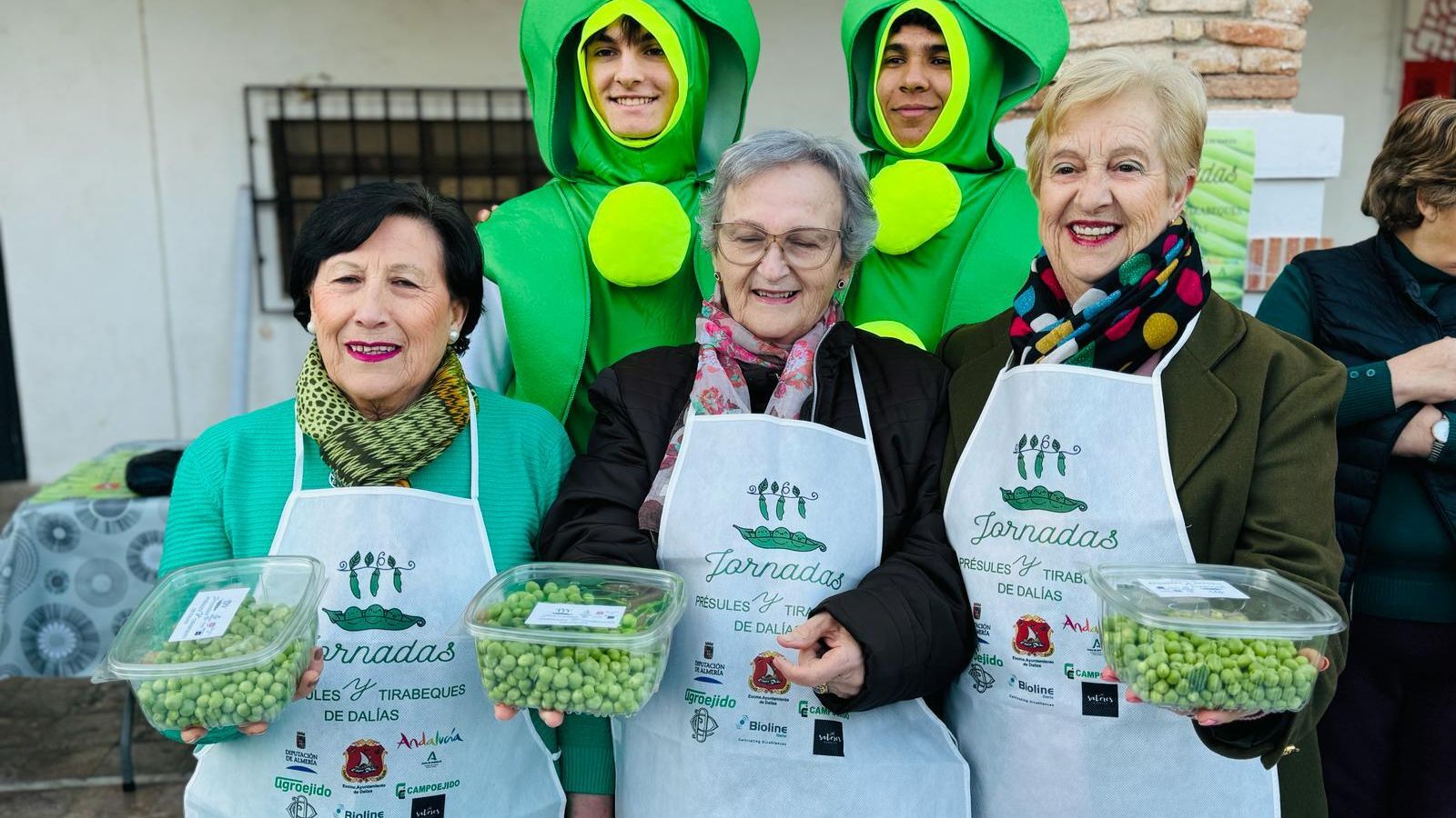 Isabel, junto a algunas otras participantes.