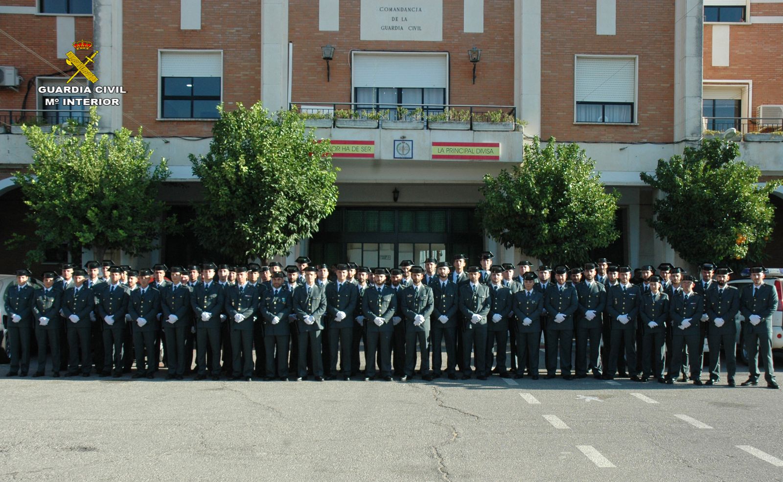 Los agentes de la Guardia Civil posan uniformados