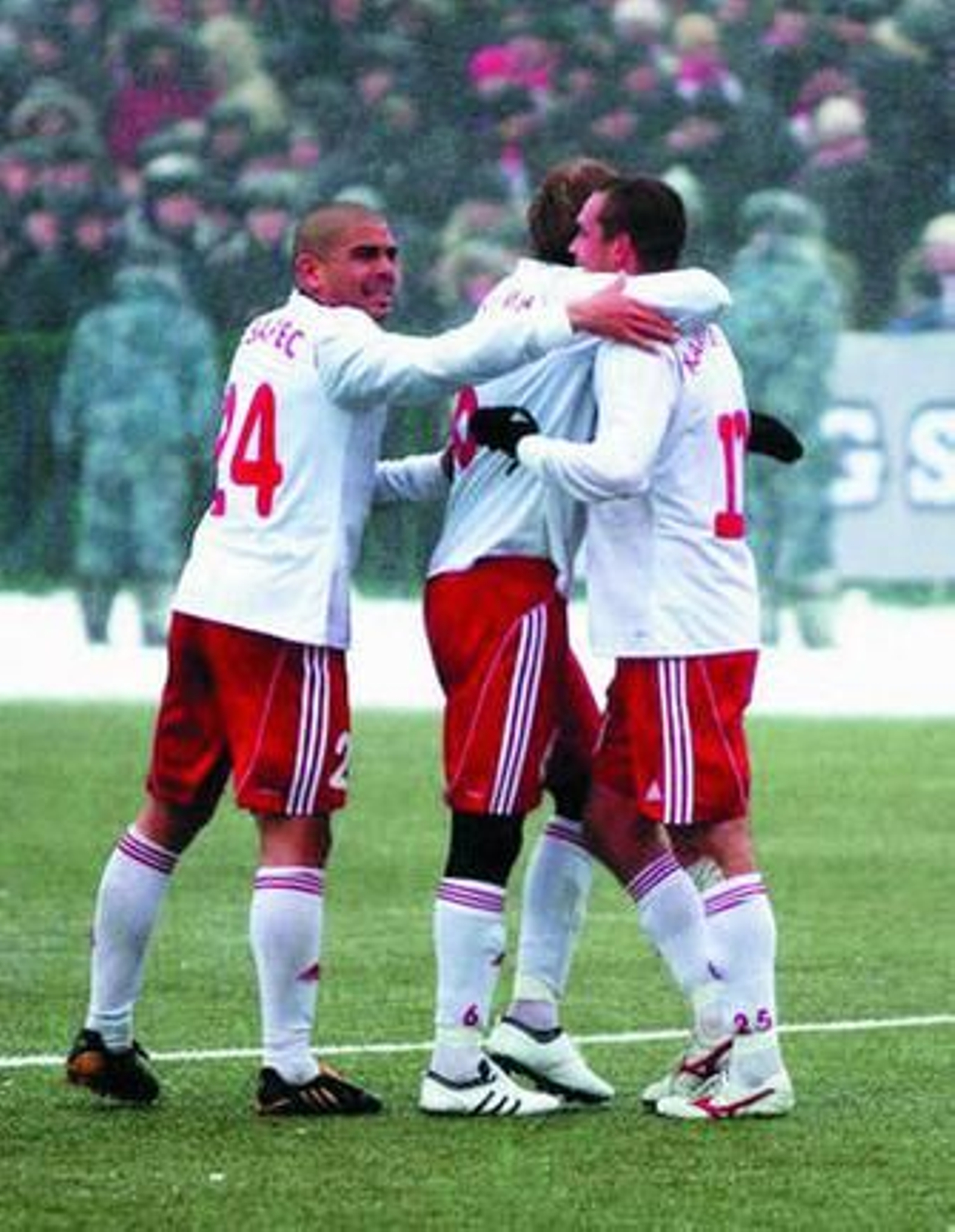 Bezares (i), sin guantes y sin leotardos pese a las bajas temperaturas, celebrando un gol con sus compañeros.