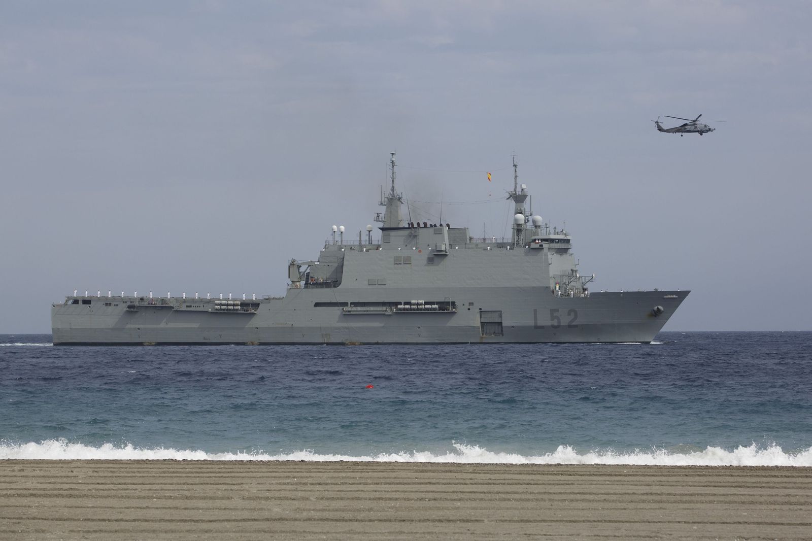 Las Fuerzas Armadas desembarcan en Motril: buques, paracaidistas y helicópteros en primera línea de playa