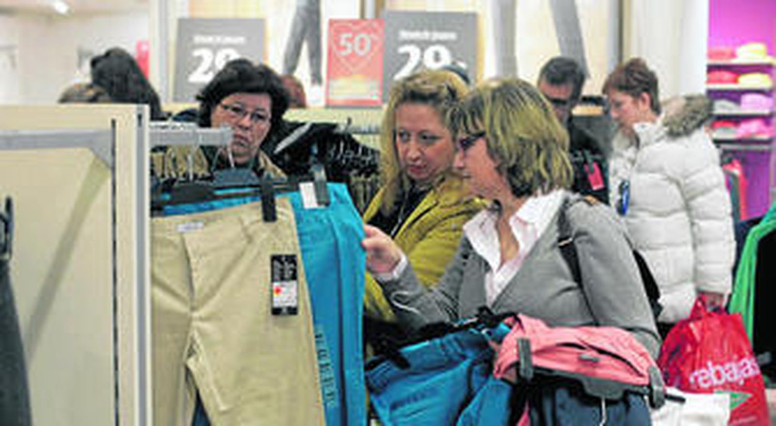 Varias mujeres comprueban los precios en unos almacenes del centro.