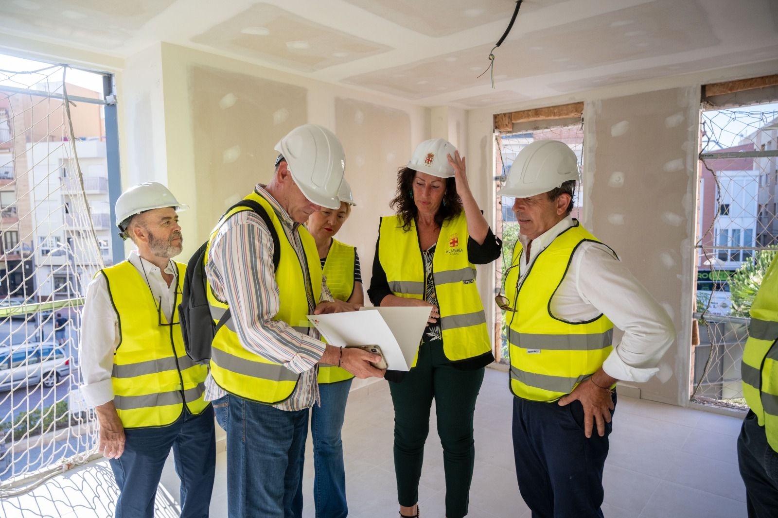 La alcaldesa, en su visita de inspección a las obras de esta VPO