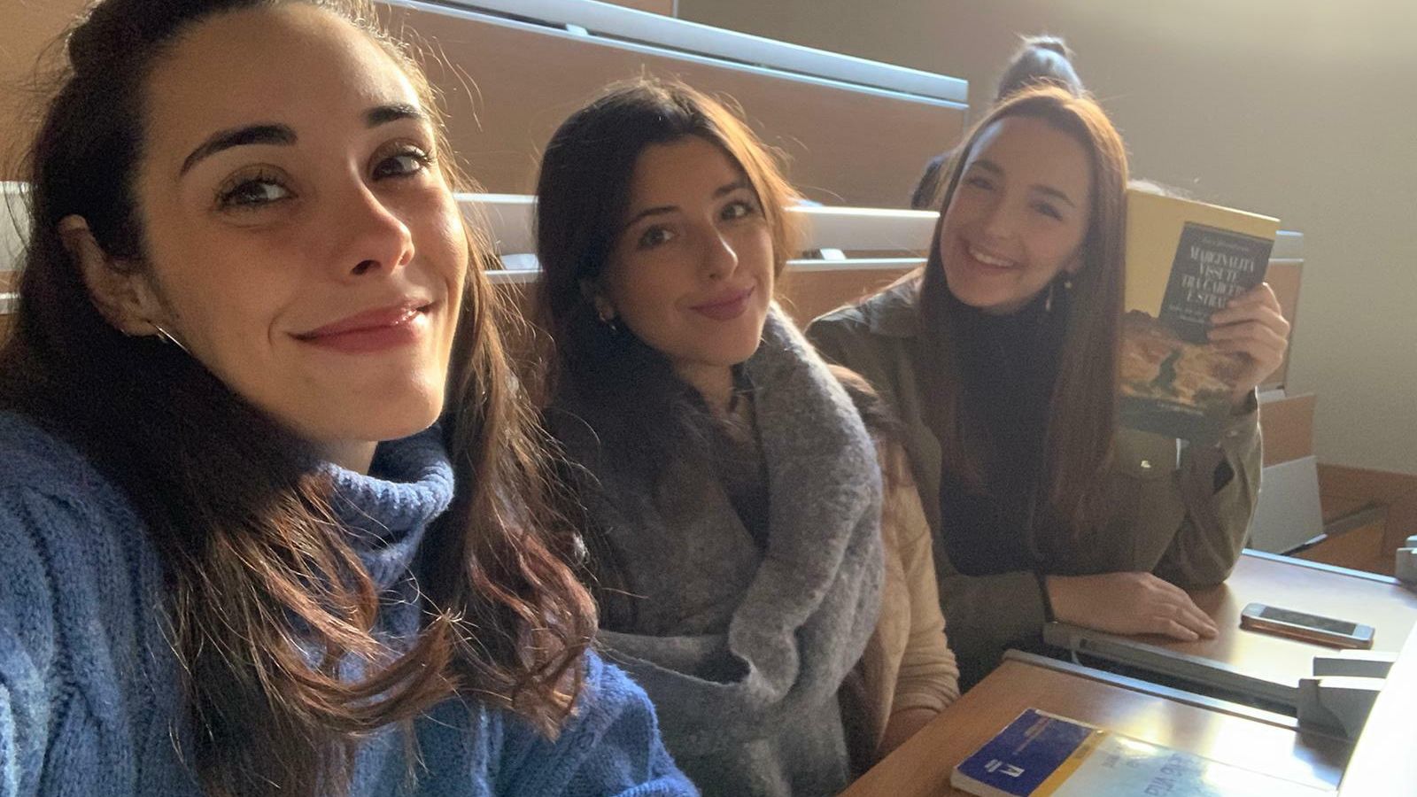 Patricia Salado y sus compañeras María Jesús y Natalia en Bolonia.