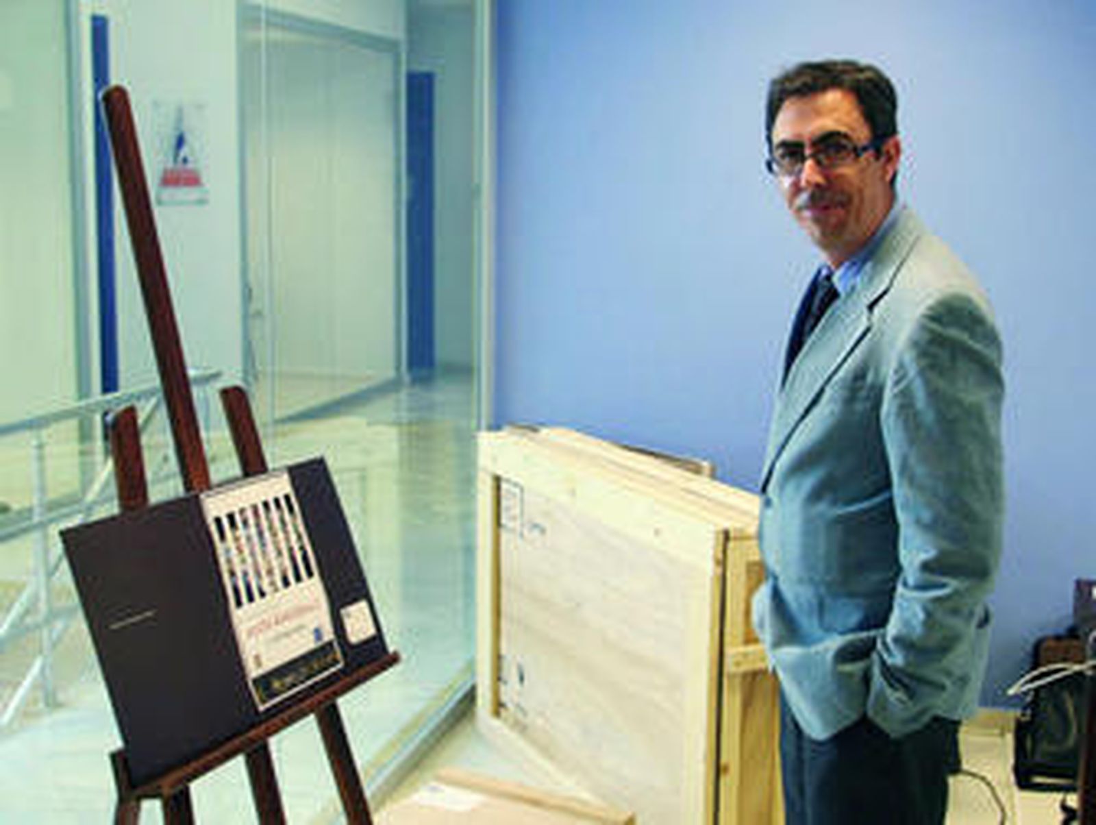 Fernando Viera, ante uno de los embalajes que utiliza Salarte